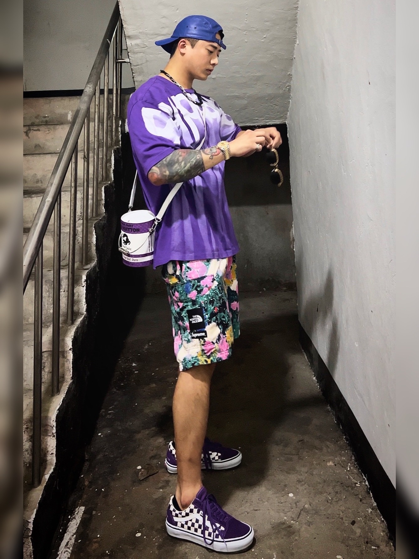 Supreme Leather Camp Cap Royal - 21SS, Supreme Bleed Logo S/S Top White - 20FW 착용 스타일 - 1
