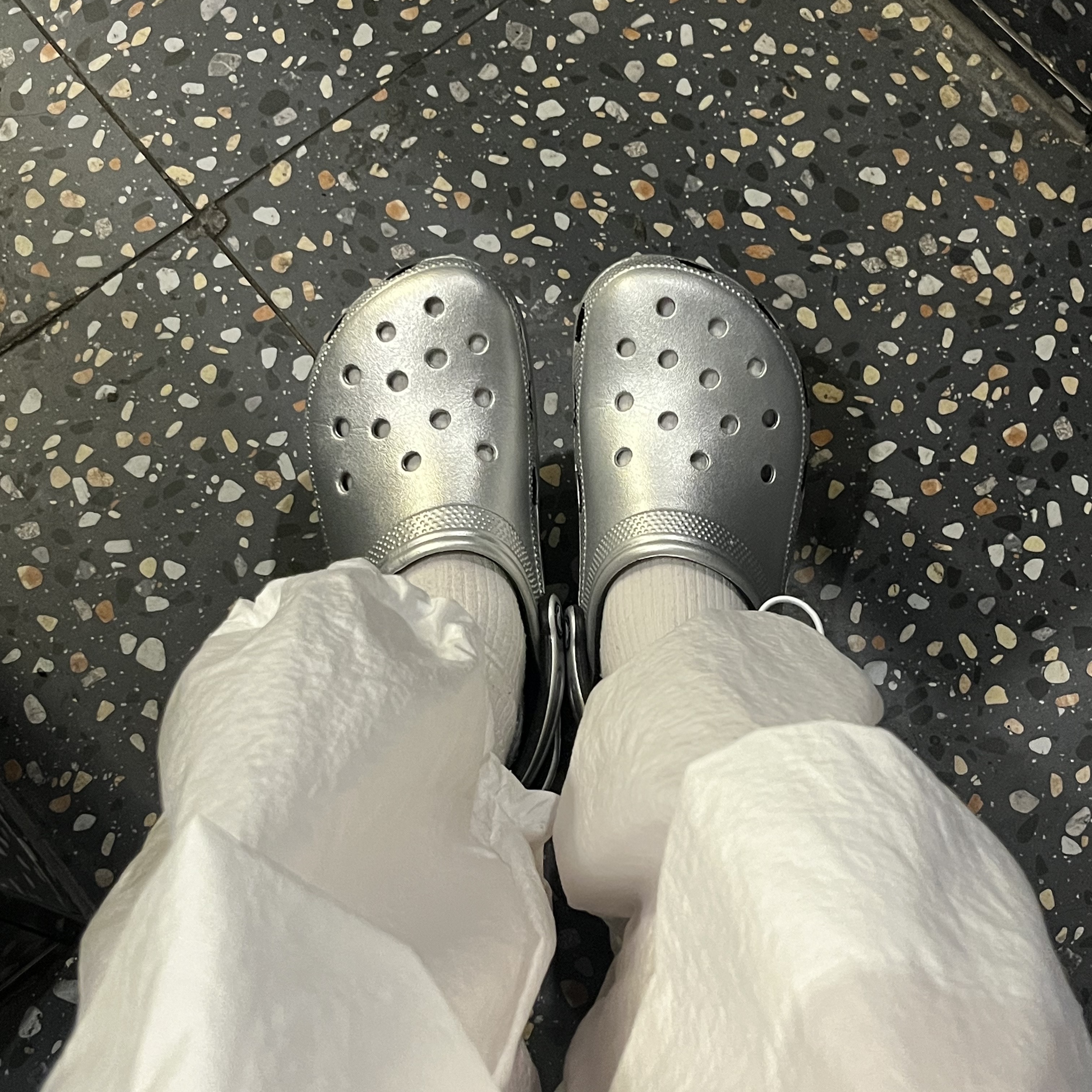 Crocs Classic Metallic Clog Silver 착용 스타일 - 1