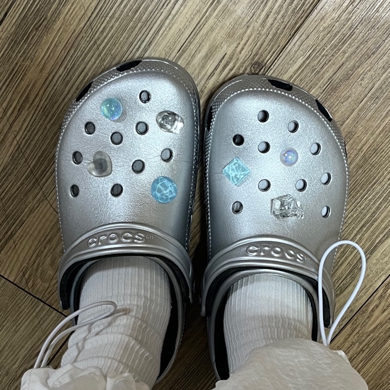 Crocs Classic Metallic Clog Silver 착용 스타일 - 2