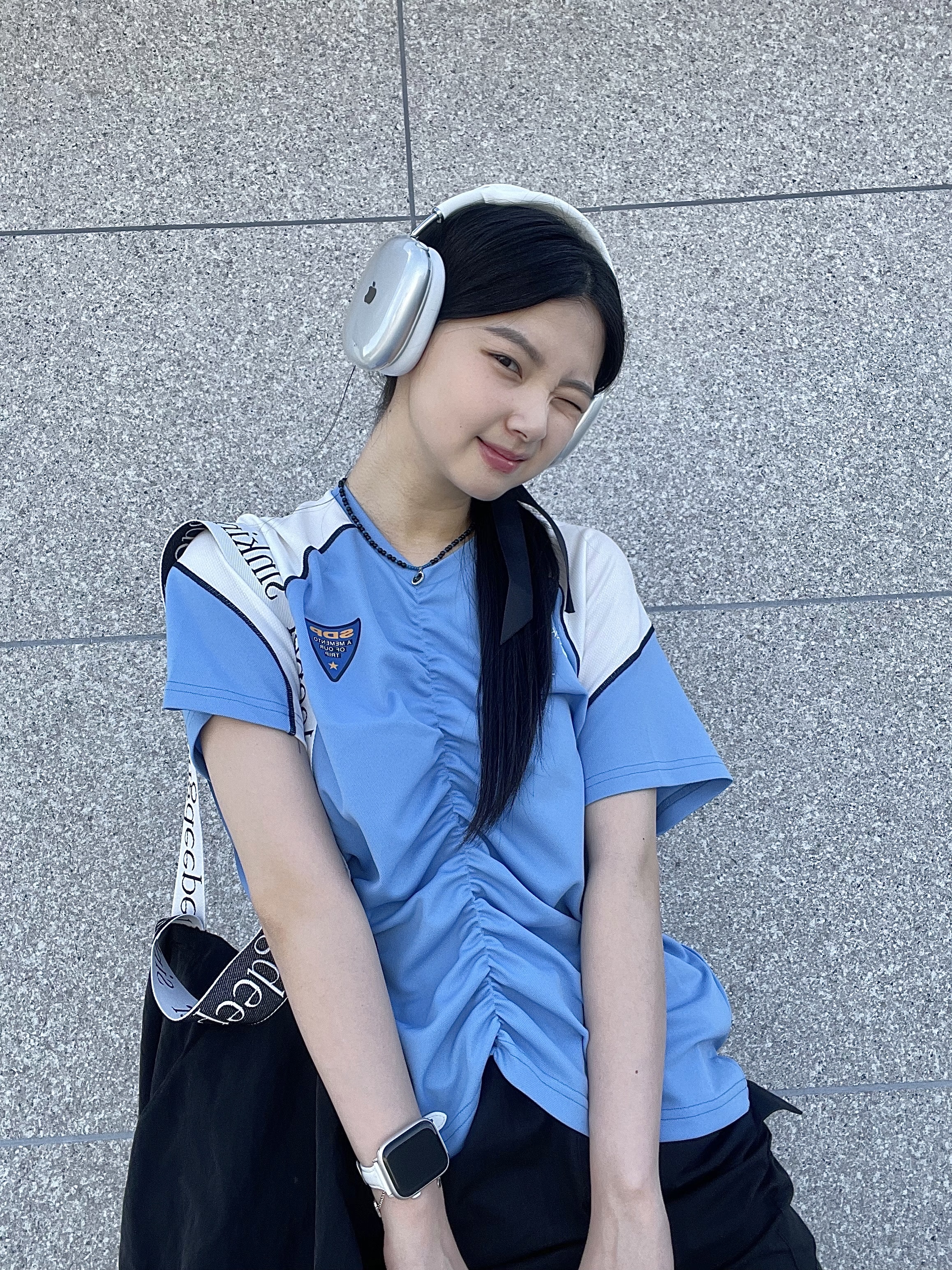 Apple AirPods Max Lightning Silver (Korean Ver.), Apple Watch Nike Series 7 45mm GPS Starlight Aluminum Case with Nike Sport Band Pure Platinum Black (Korean Ver.) 착용 스타일 - 2