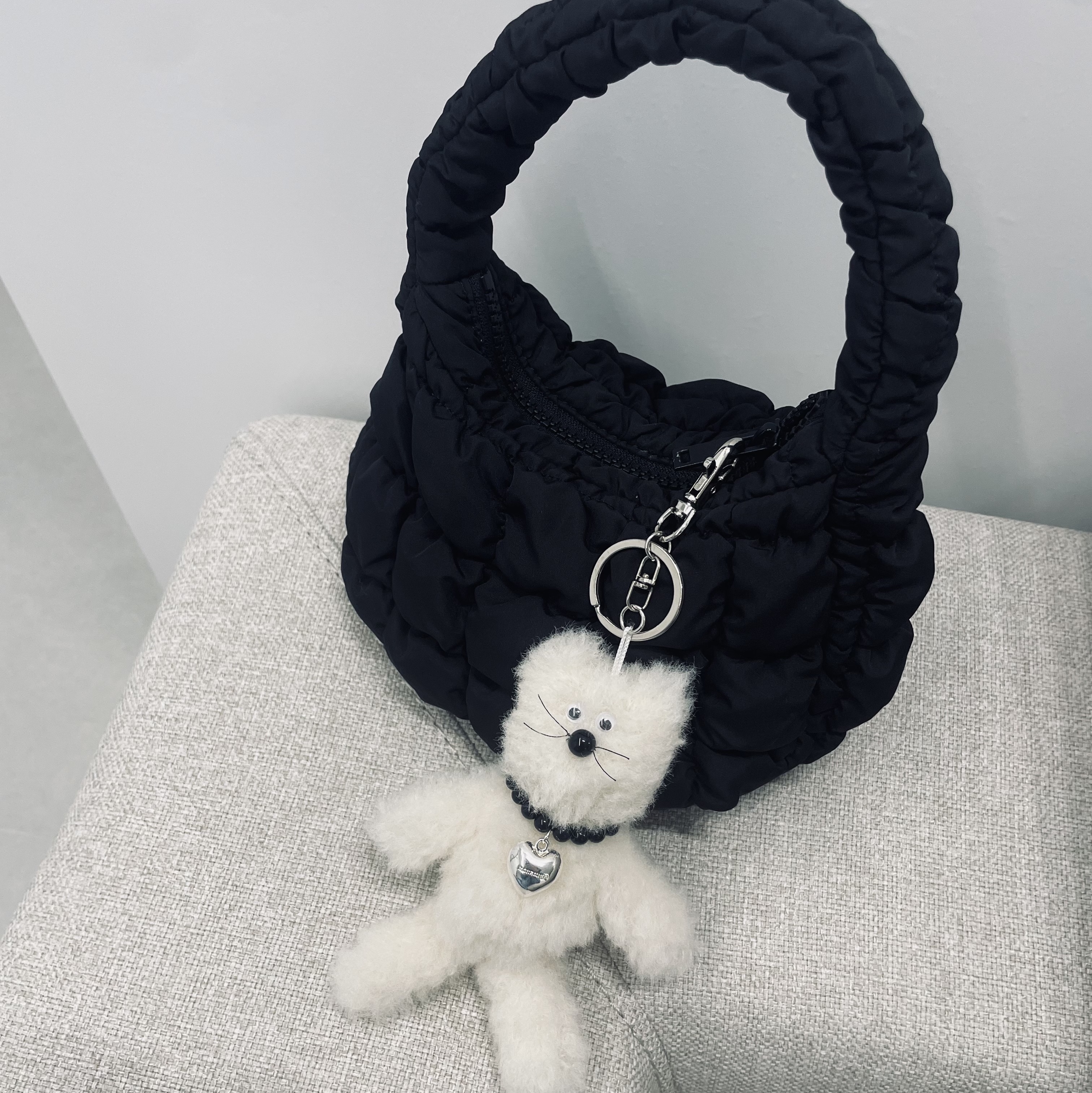 COS Quilted Micro Bag Black, [KREAM 단독] Monamhee Creami Keyring Cream 착용 스타일