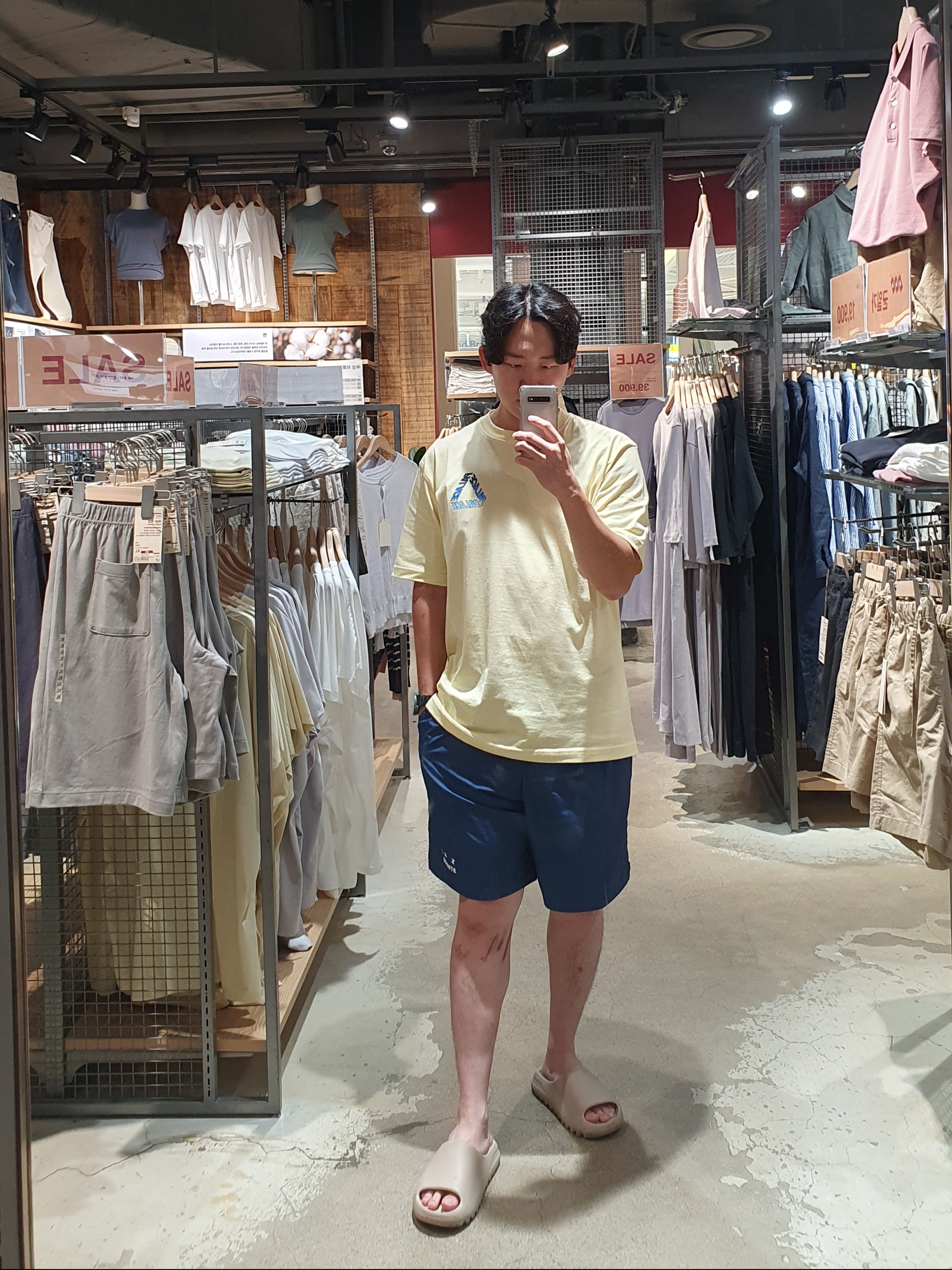 Palace Spectrum P3 T-Shirt Mellow Yellow - 23SS, Adidas Yeezy Slide Pure - Re-Release Ver. 착용 스타일