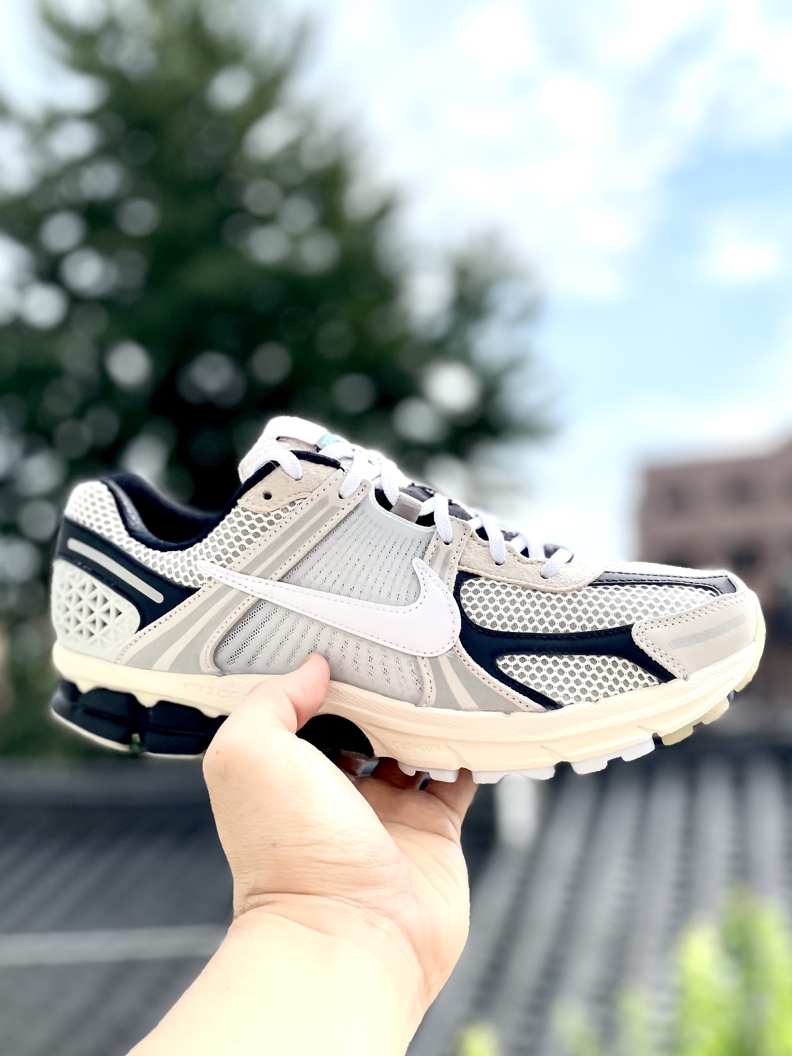Nike Zoom Vomero 5 Light Bone and Black 착용 스타일