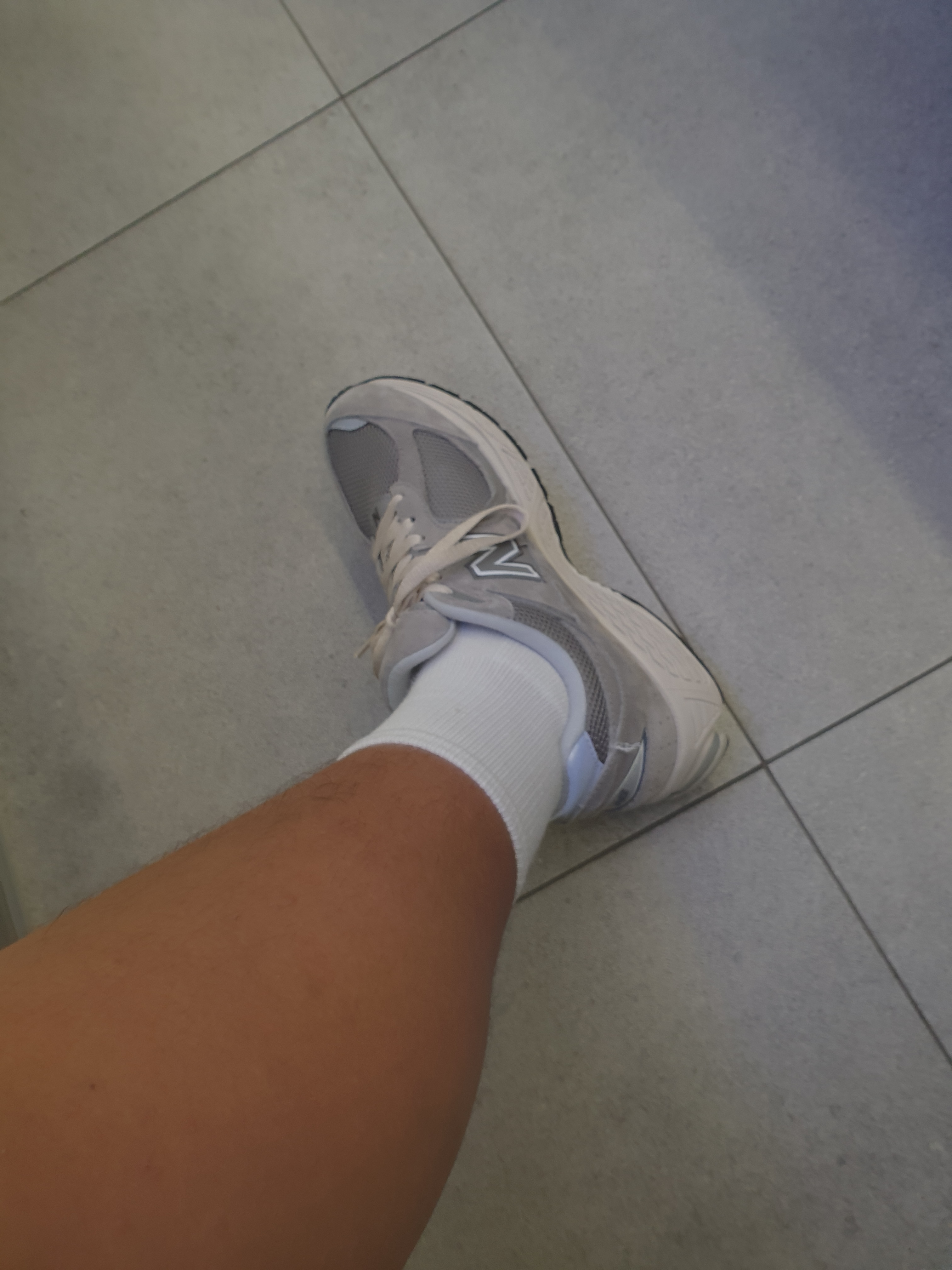 New Balance 2002R Grey 착용 스타일