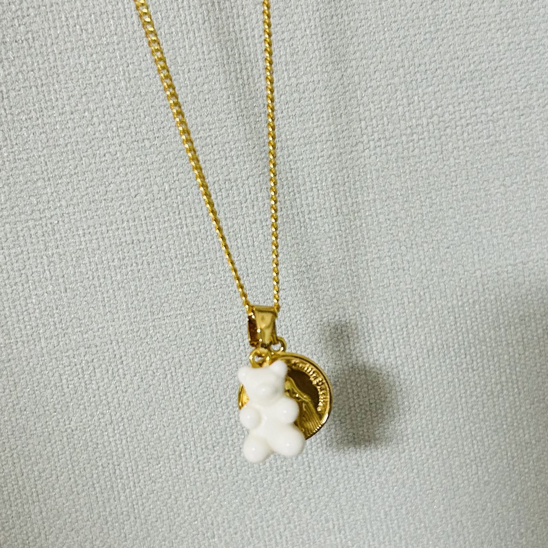 Crystal Haze Nostalgia Bear with Classic Connector Gold Powder 착용 스타일