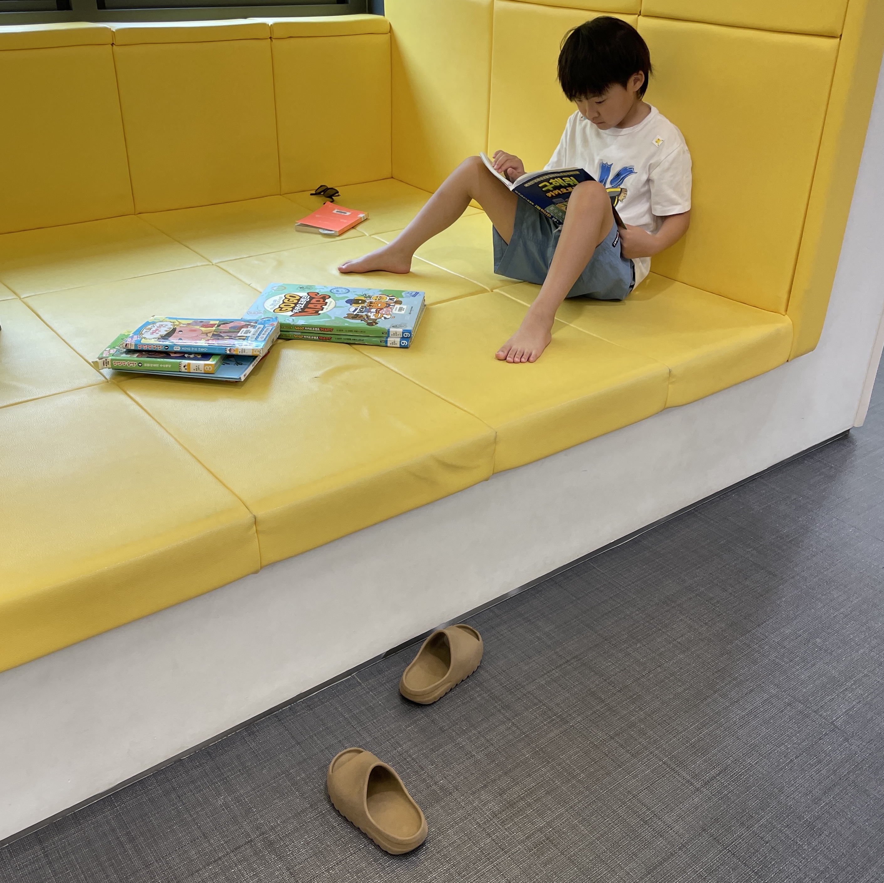 (Kids) Adidas Yeezy Slide Ochre 착용 스타일