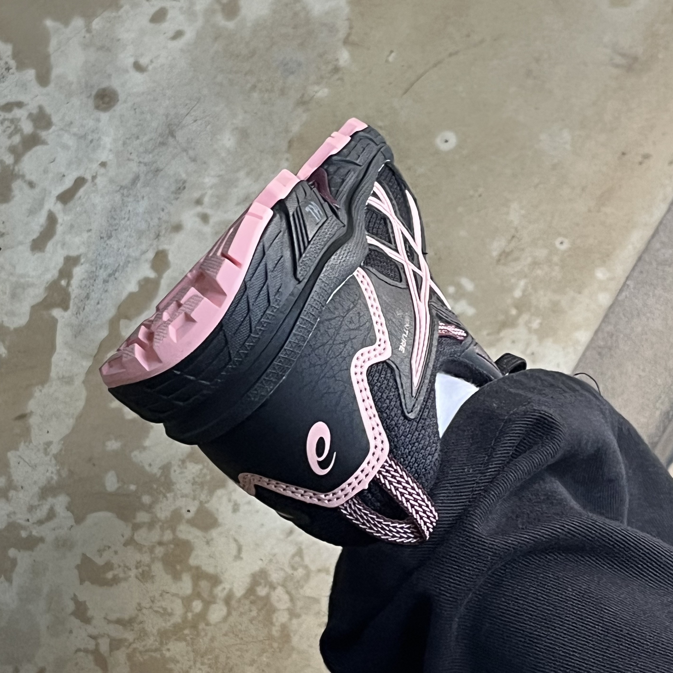 (W) Asics Gel-Venture 8 Black Frosted Rose 착용 스타일 - 2