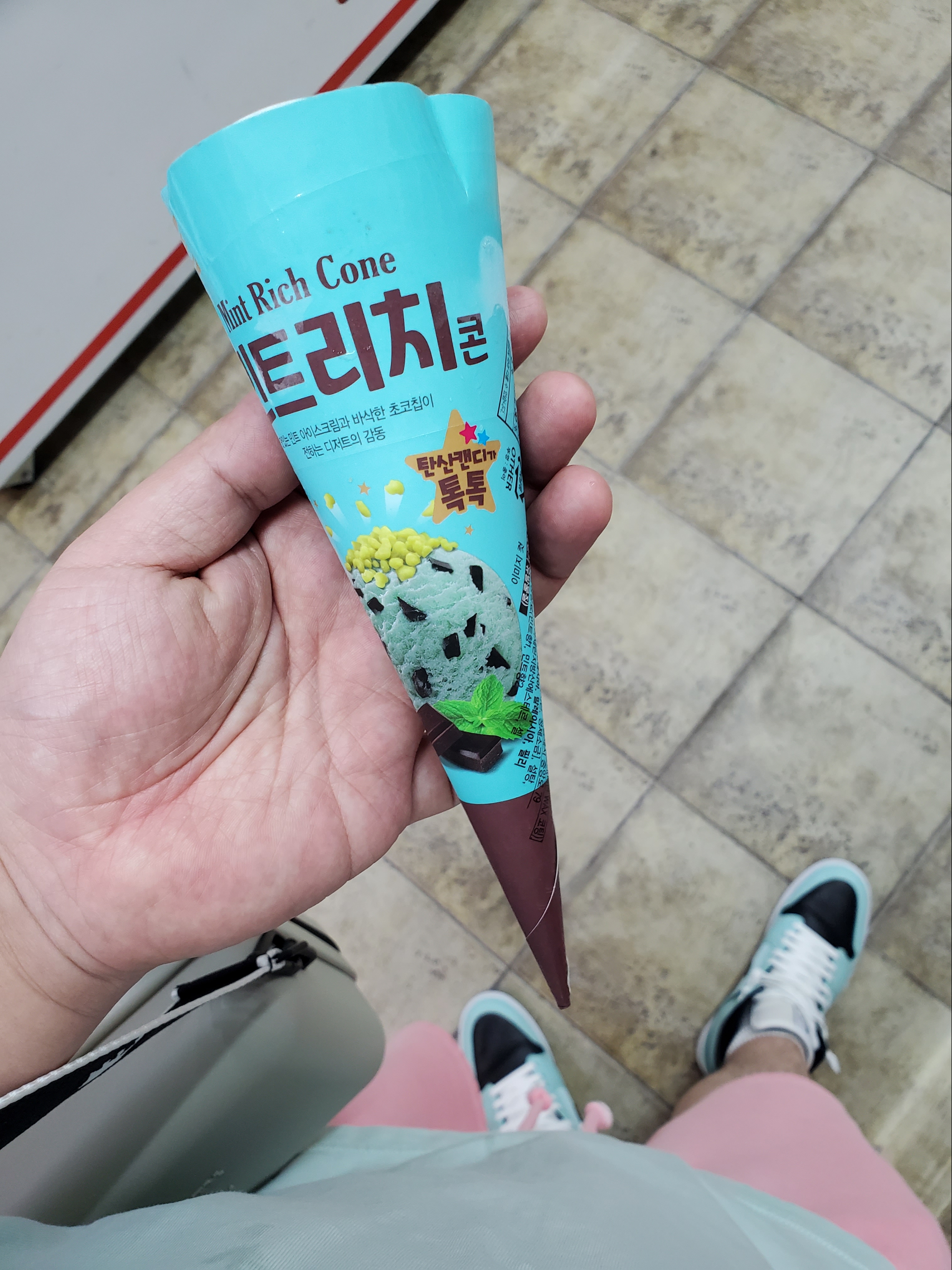 (W) Jordan 1 Mid Teal Tint, Off-White x Amore Pacific Protection Box (Without Cosmetics) 착용 스타일 - 2
