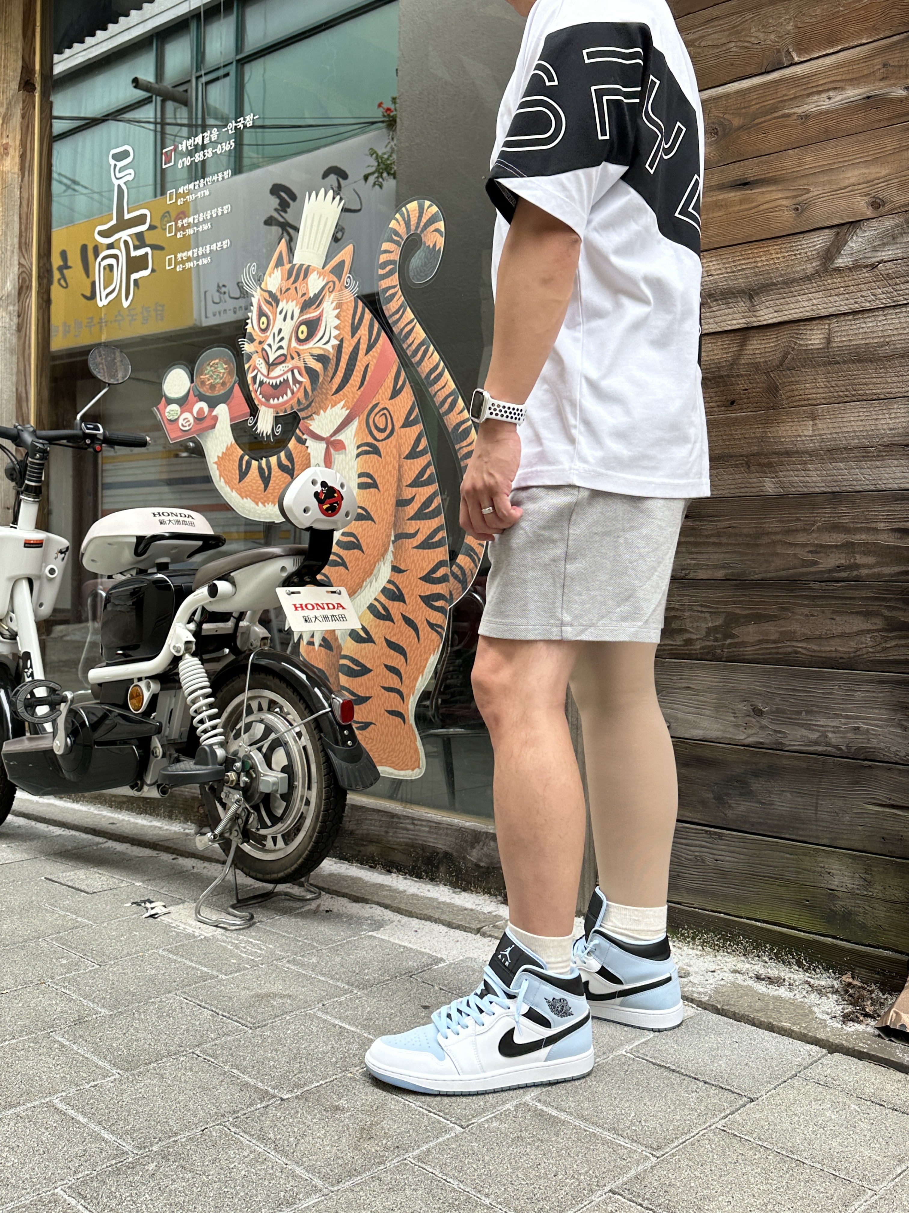 Jordan 1 Mid SE White Ice Blue 착용 스타일