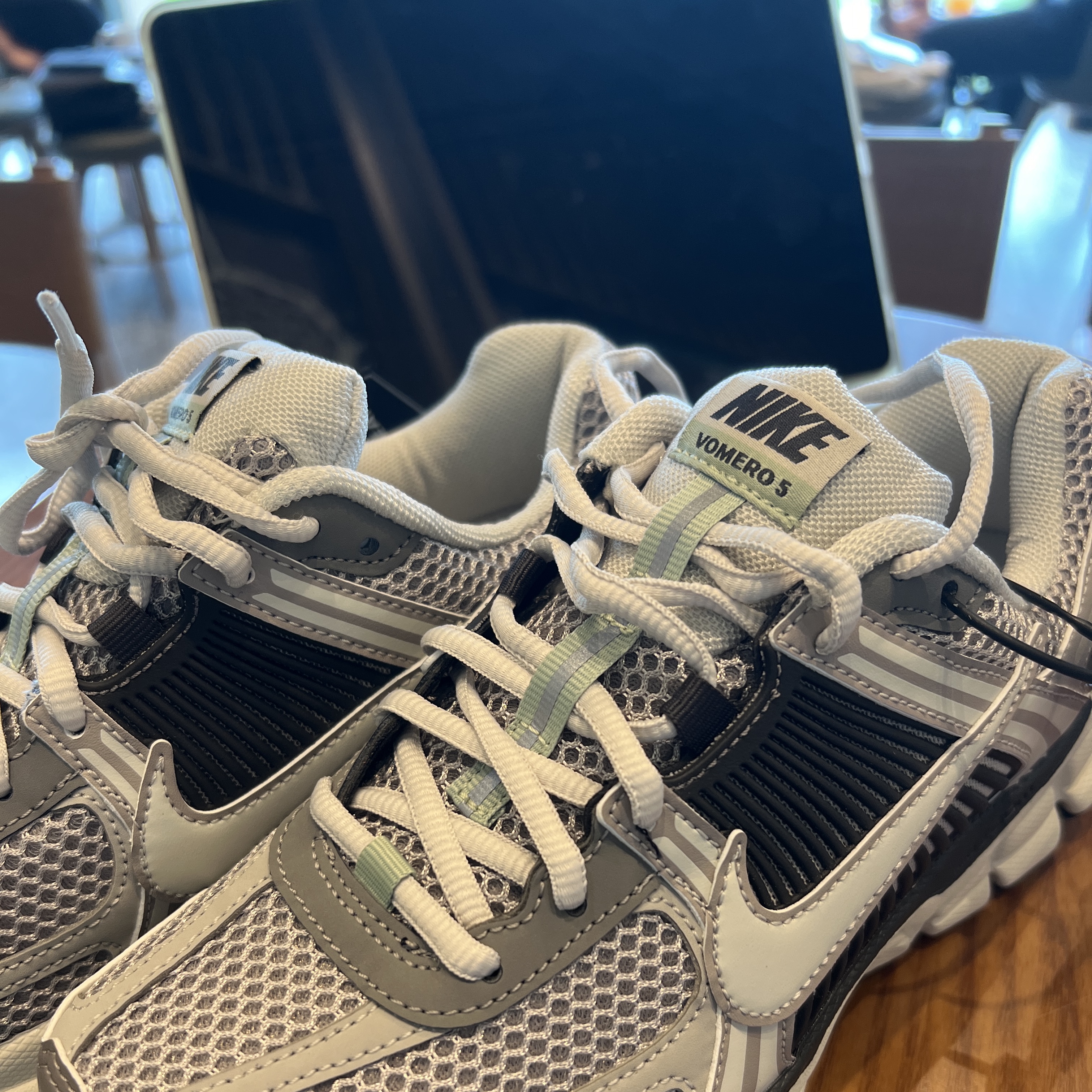 (W) Nike Zoom Vomero 5 Cobblestone and Flat Pewter 착용 스타일 - 1
