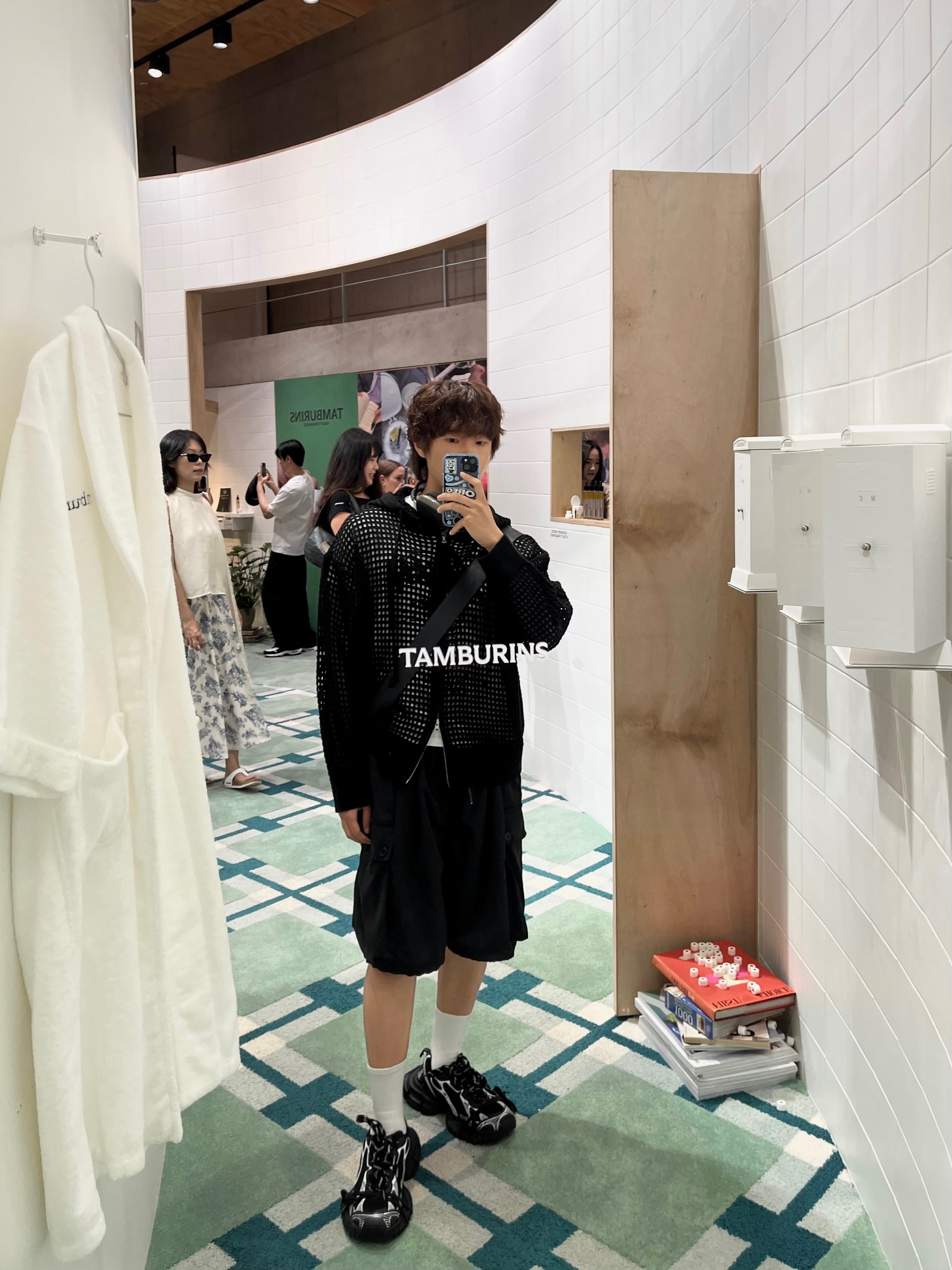 Balenciaga 3XL Sneakers Black White, Stussy World Tour T-Shirt White 2023 착용 스타일 - 2
