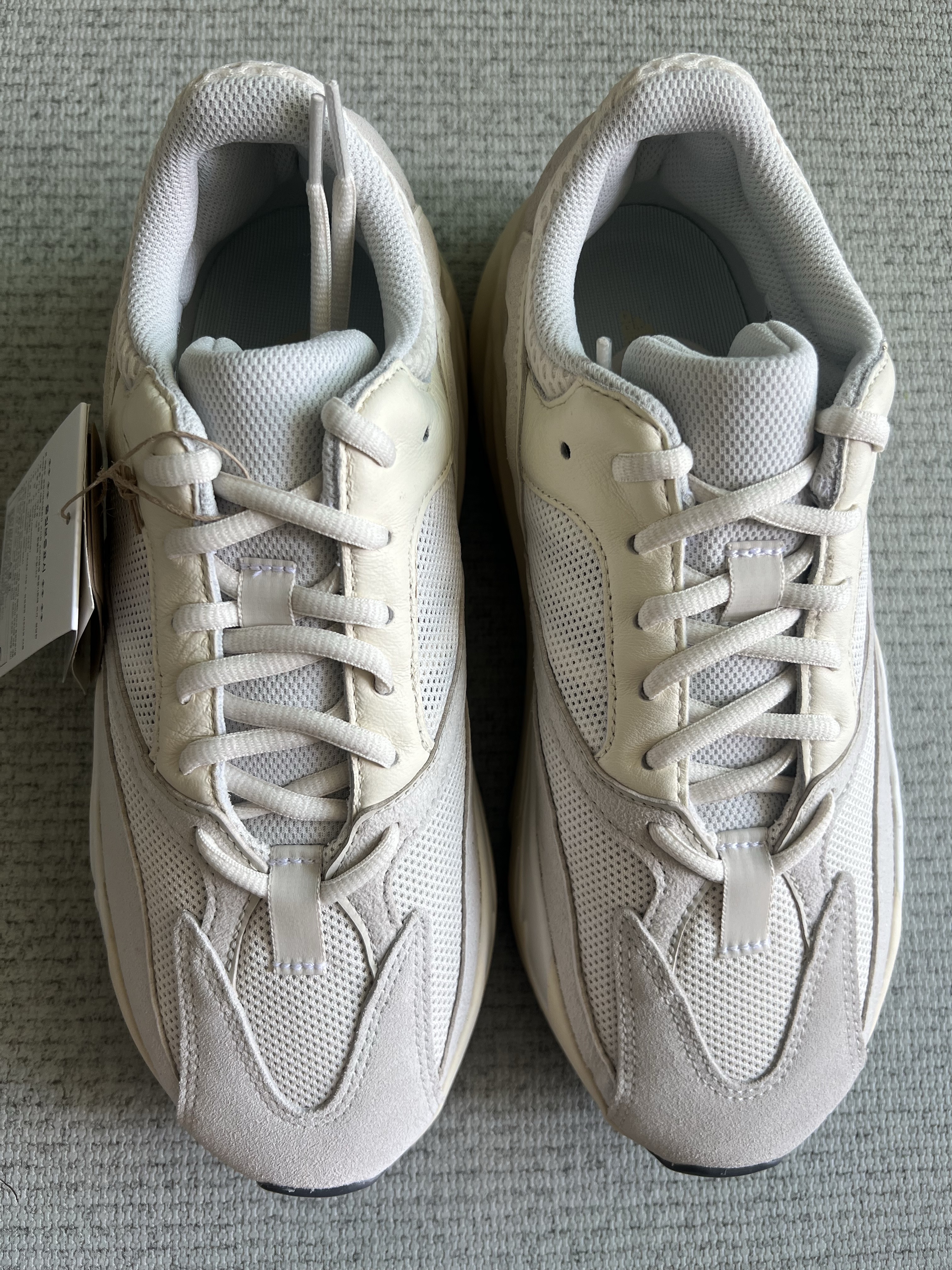 Adidas Yeezy Boost 700 Analog 2022/2023 착용 스타일