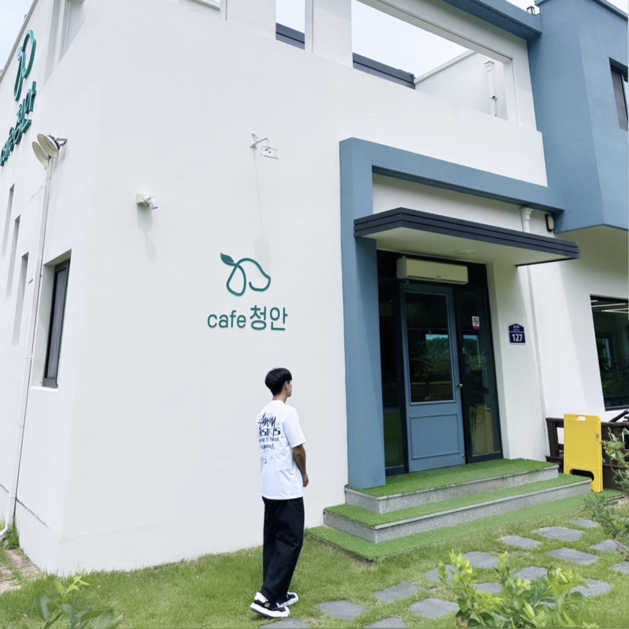 Maison Mihara Yasuhiro Blakey OG Sole Canvas Low-top Sneakers Black White, Stussy Summer LB T-Shirt White 착용 스타일