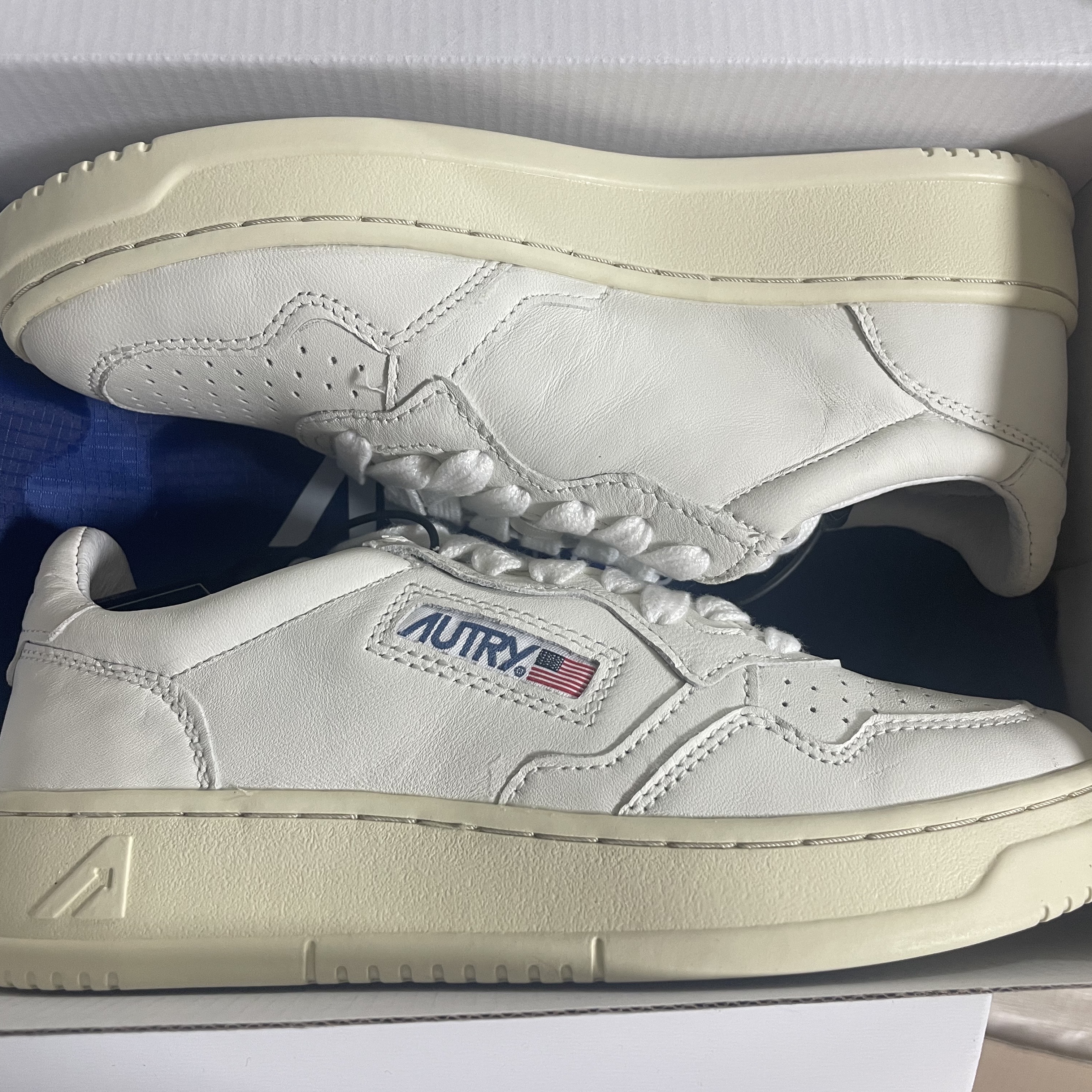 (W) Autry Medalist Low Goatskin Sneakers White 착용 스타일 - 2