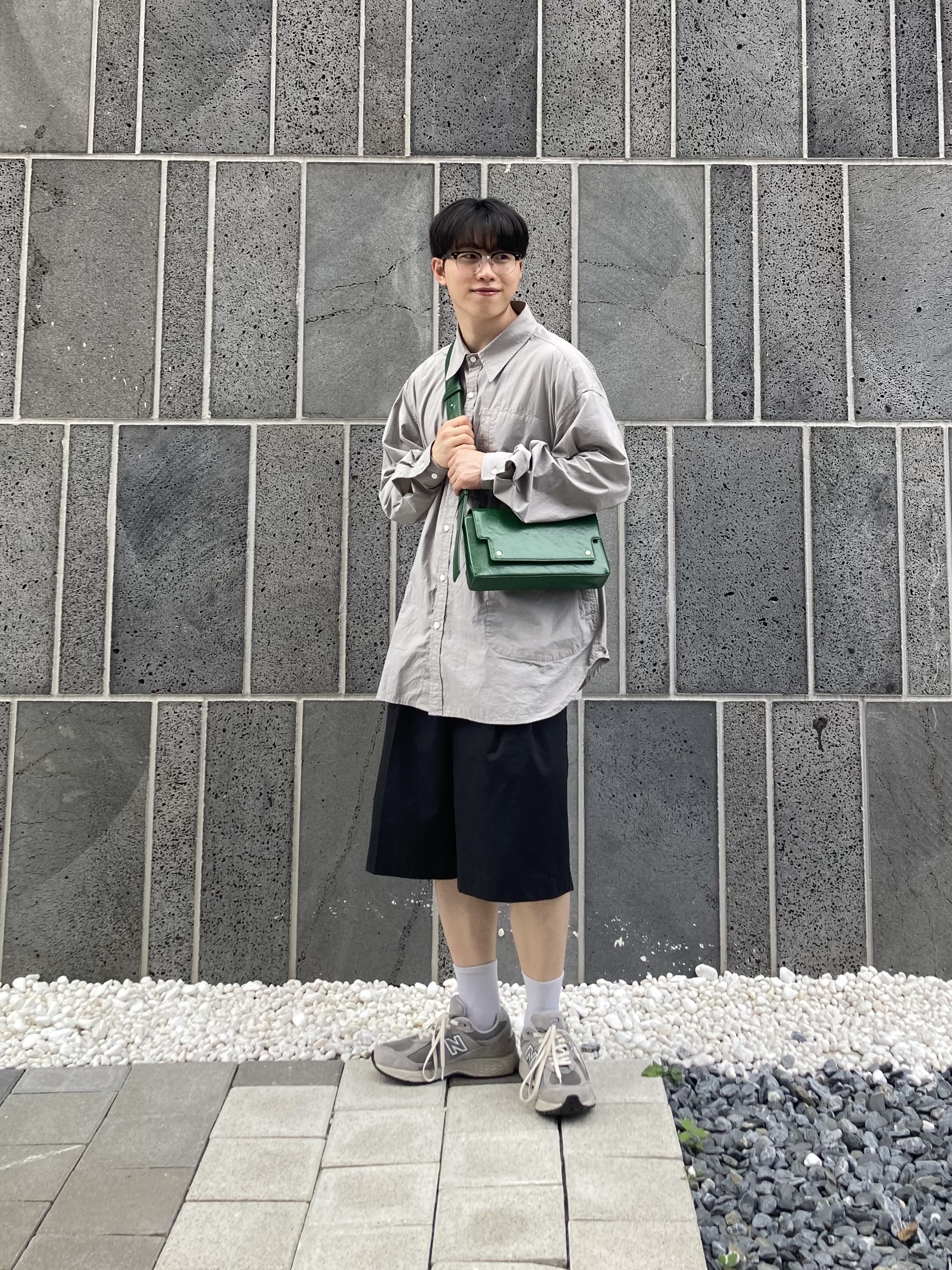 New Balance 2002R Grey 착용 스타일 - 1