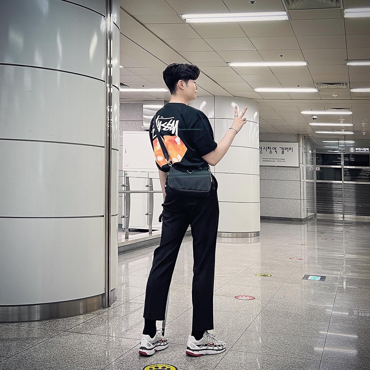 (W) Nike P-6000 Metallic Silver Red, Stussy Diced Out T-Shirt Black 착용 스타일 - 1