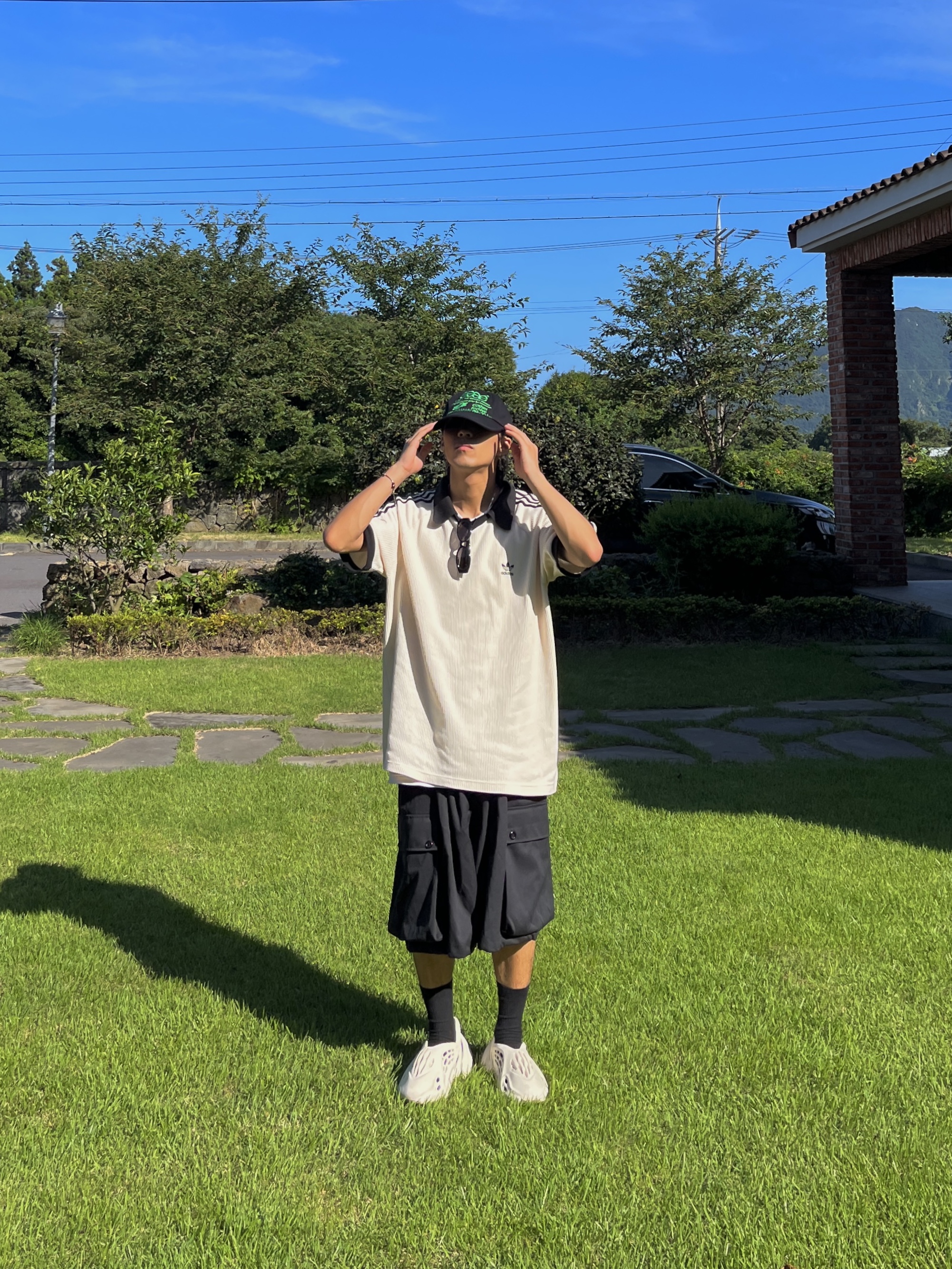 Adidas Adicolor Classics Waffle Polo Shirt Wonder White - KR Sizing, Adidas Yeezy Foam RNNR Sand 착용 스타일 - 1