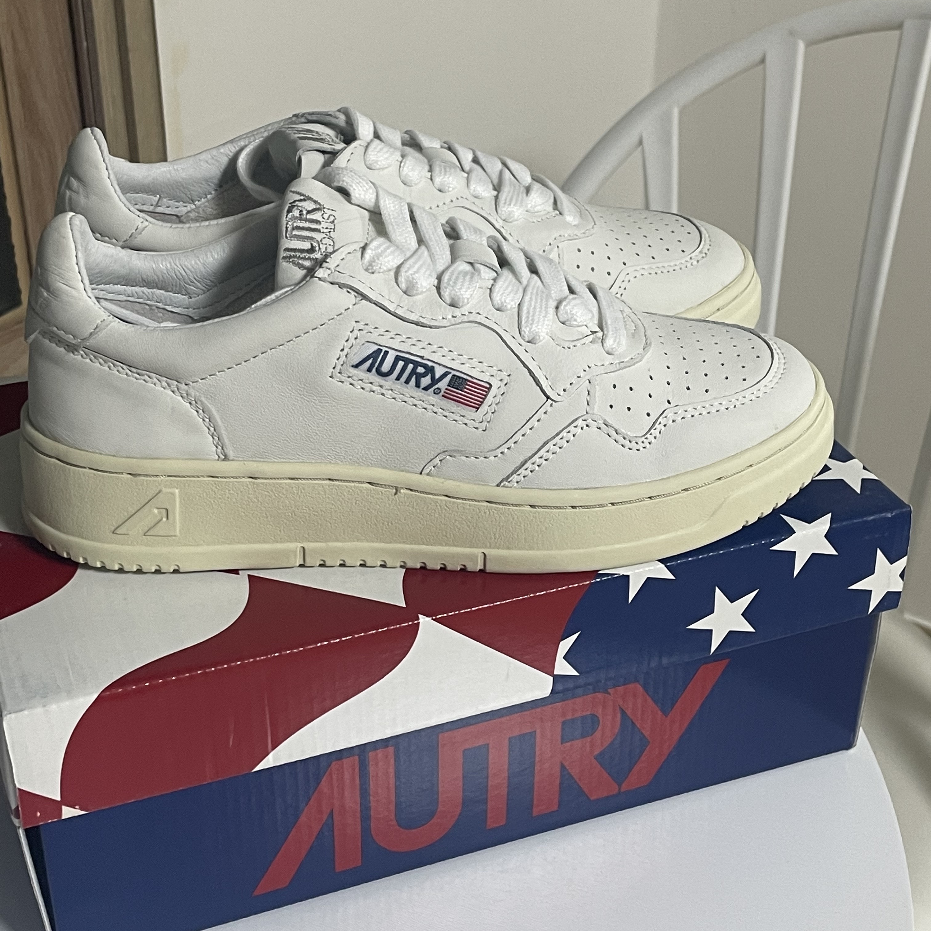 (W) Autry Medalist Low Goatskin Sneakers White 착용 스타일 - 1