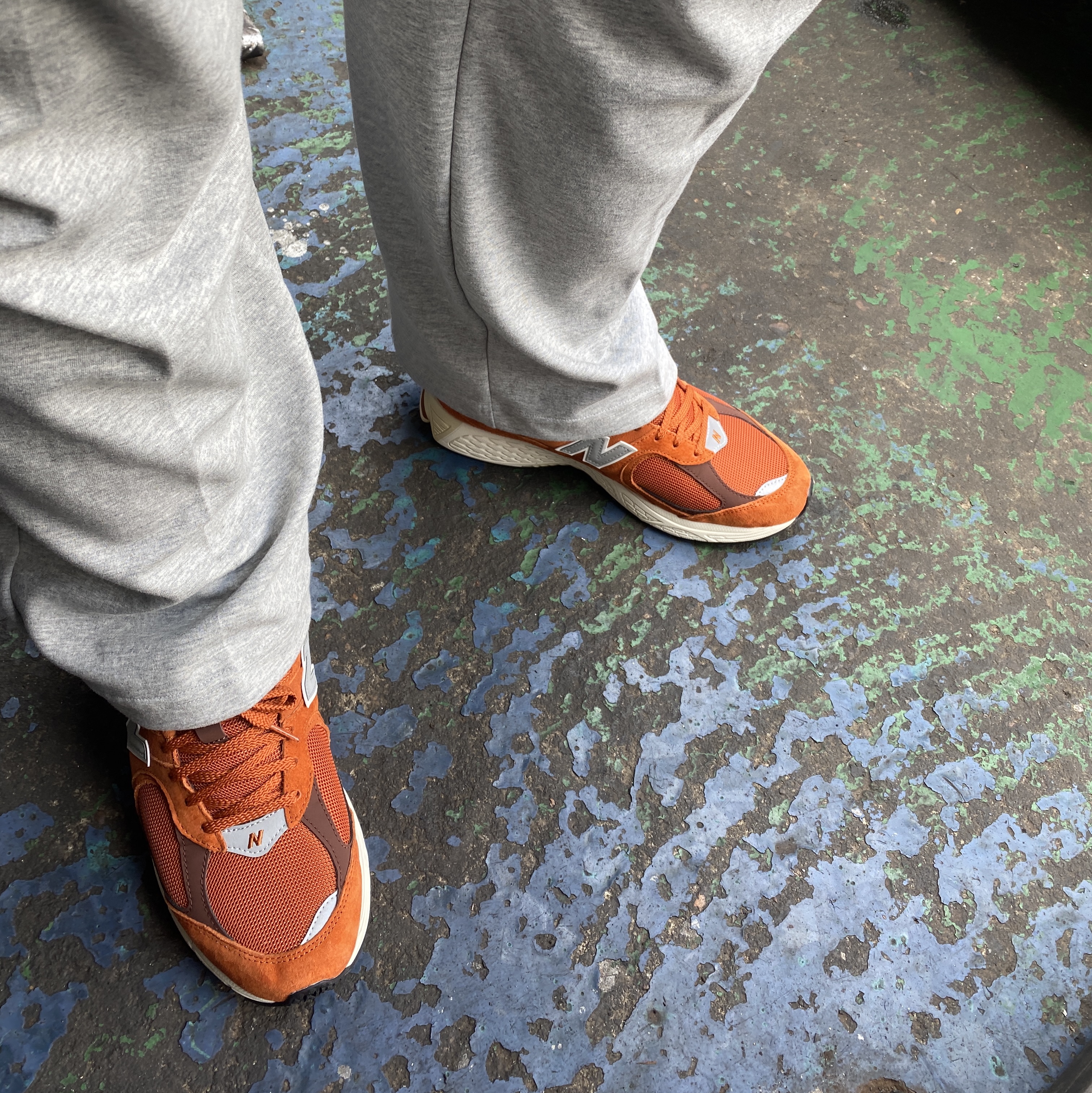 New Balance 2002R Rust Oxide 착용 스타일 - 3