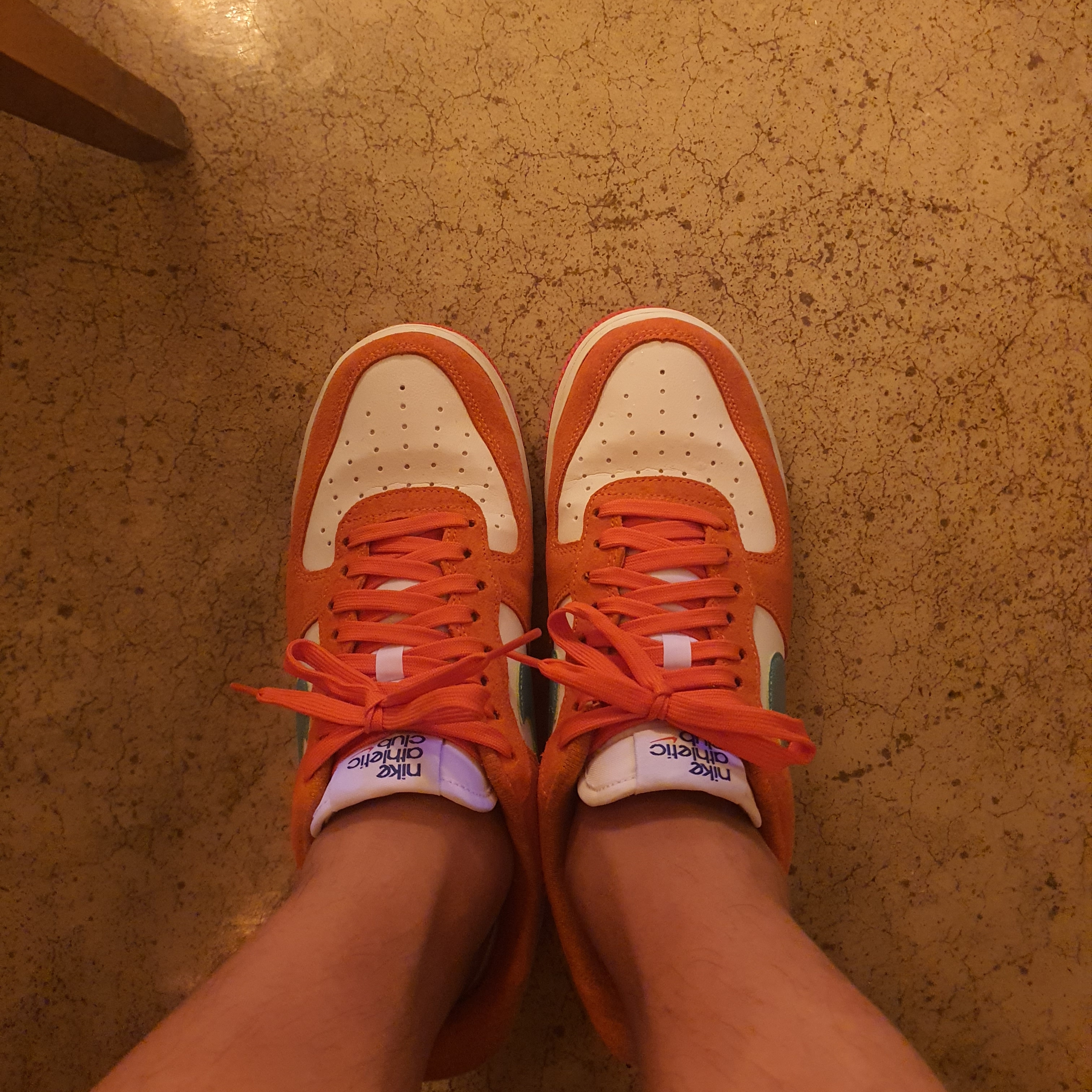 Nike Air Force 1 '07 LV8 Athletic Club Rush Orange Washed Teal 착용 스타일
