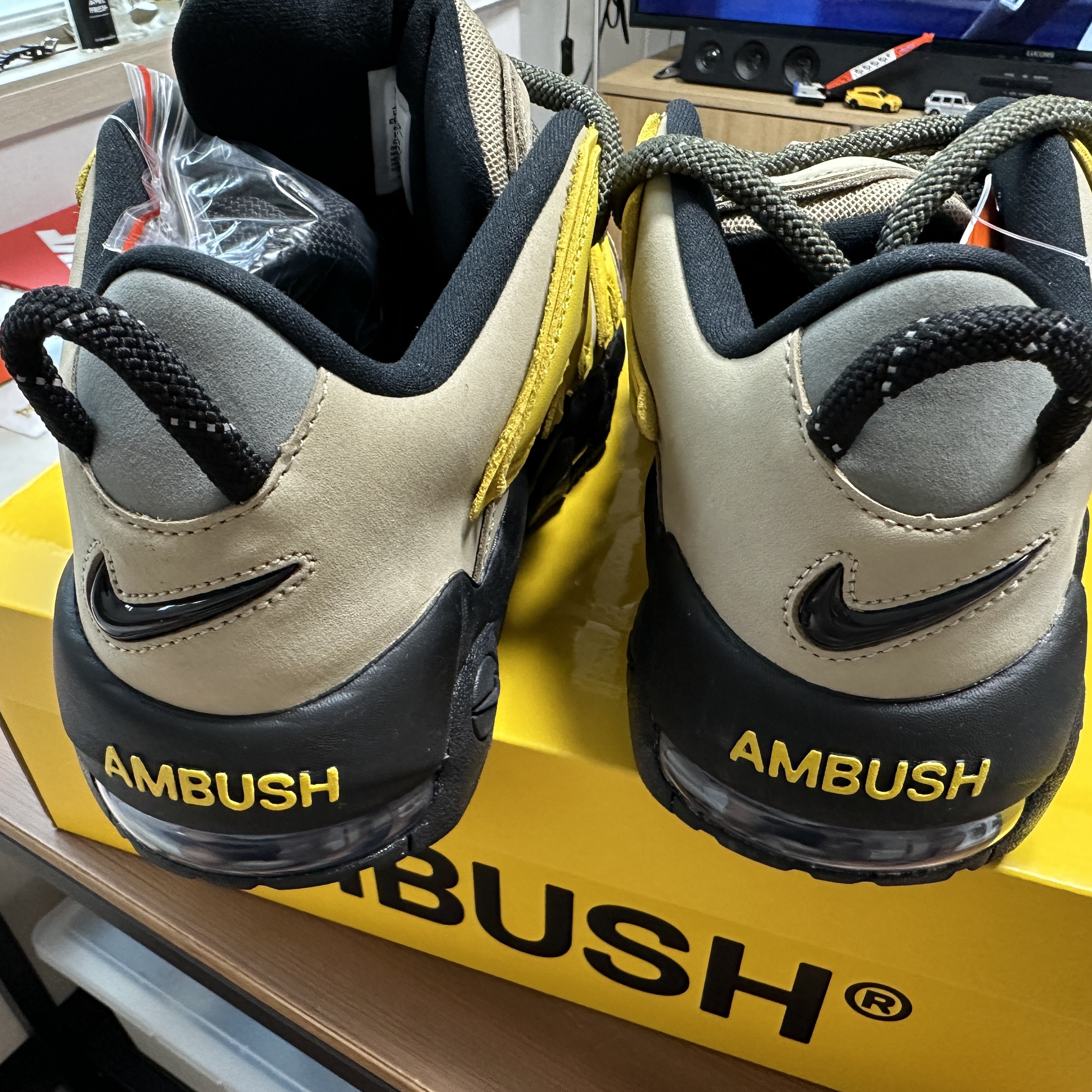Nike x Ambush Air More Uptempo Low Vivid Sulfur and Limestone 착용 스타일 - 3