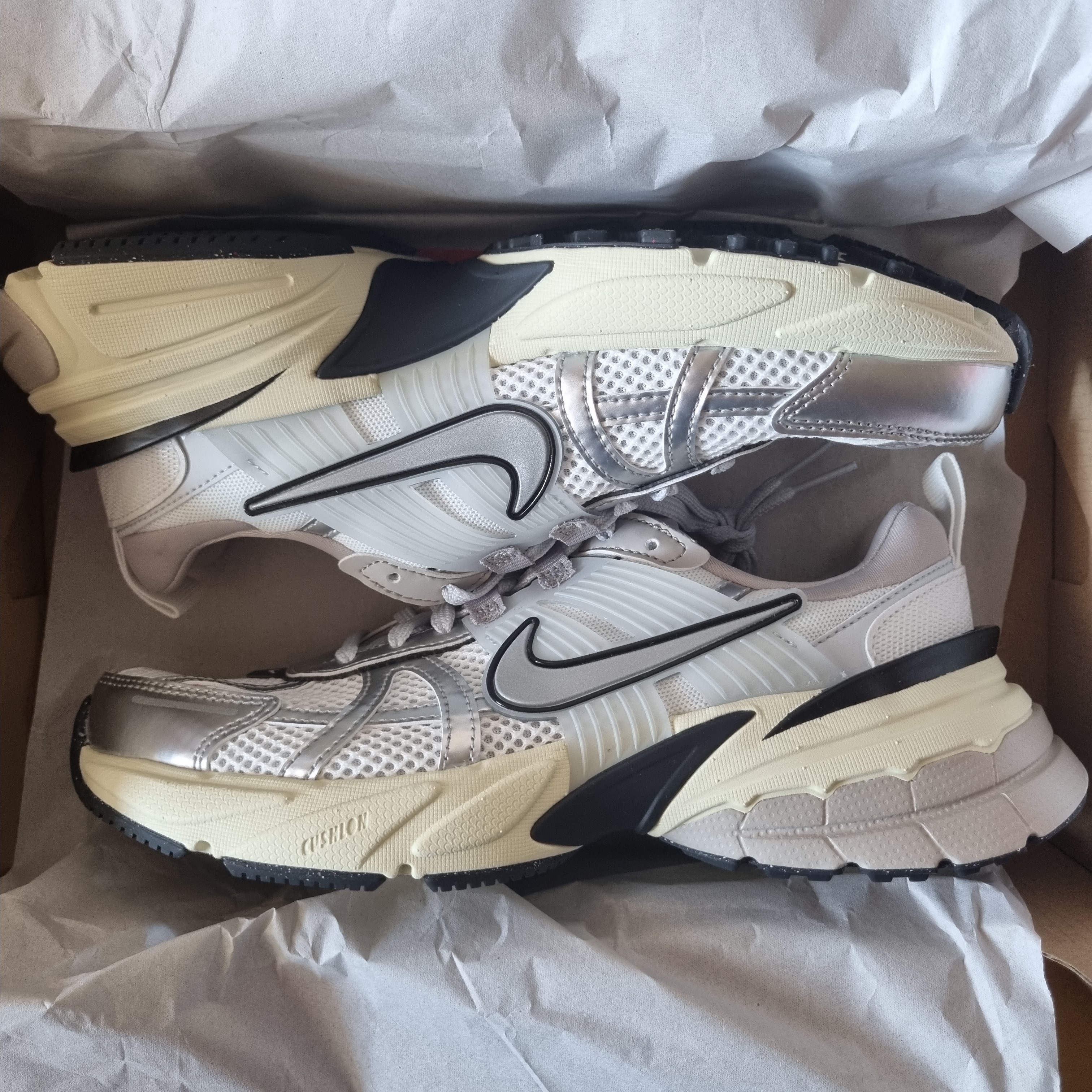 Nike V2K Run Summit White Metallic Silver 착용 스타일 - 1