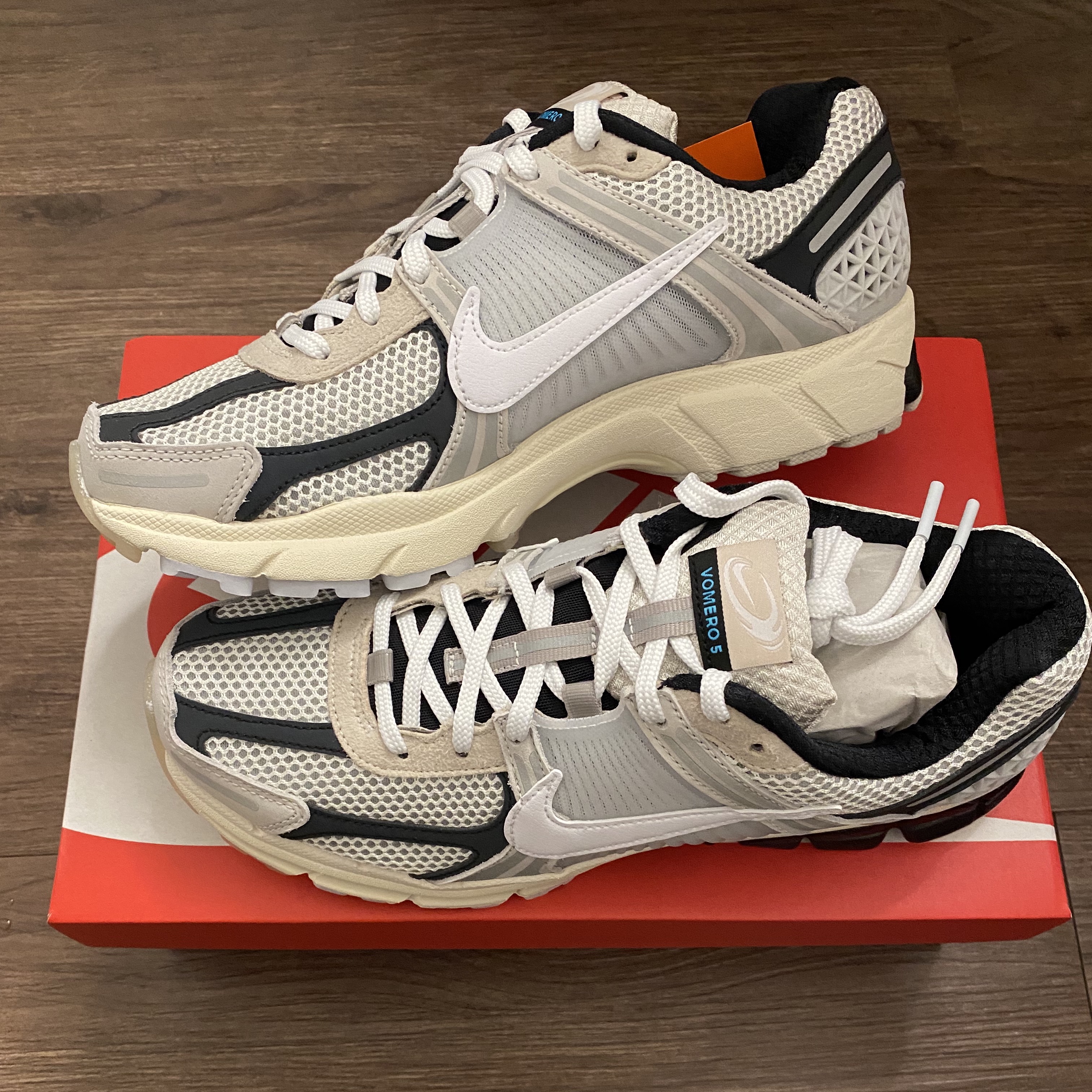 Nike Zoom Vomero 5 Light Bone and Black 착용 스타일