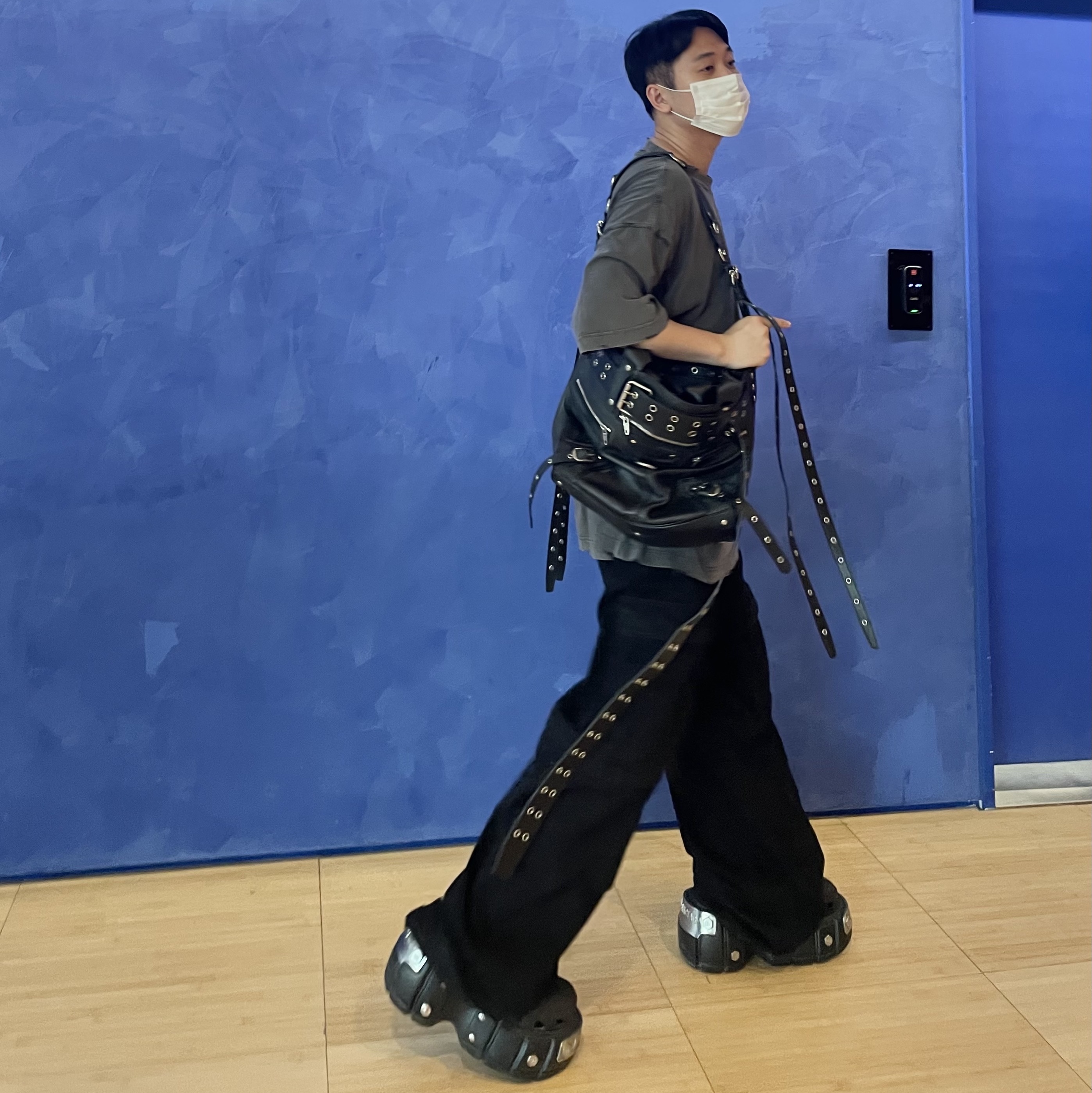 Balenciaga x Crocs Hardcrocs Slide Black 착용 스타일 - 2