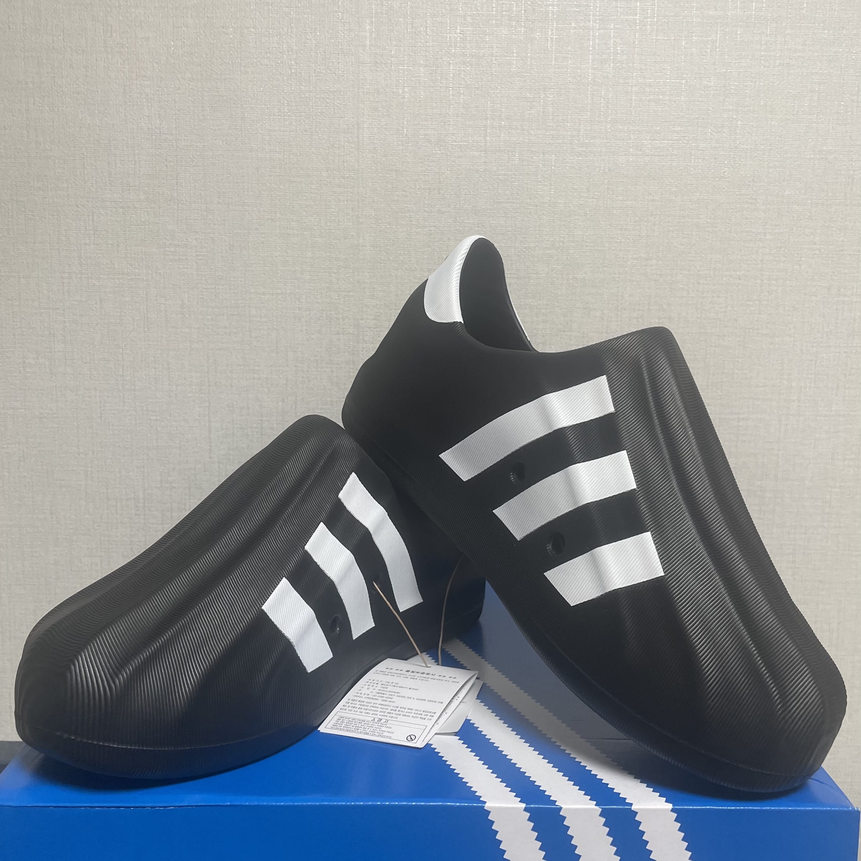 Adidas Adifom Superstar Core Black Cloud White 착용 스타일