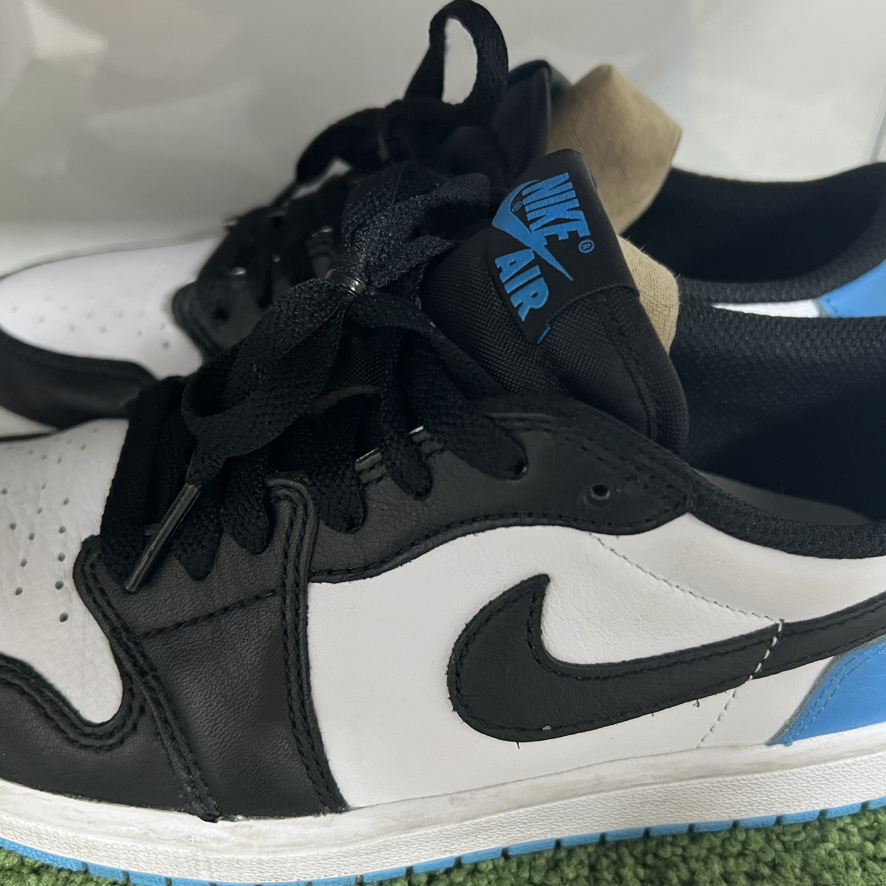 Jordan 1 Retro Low OG Black and Dark Powder Blue 착용 스타일