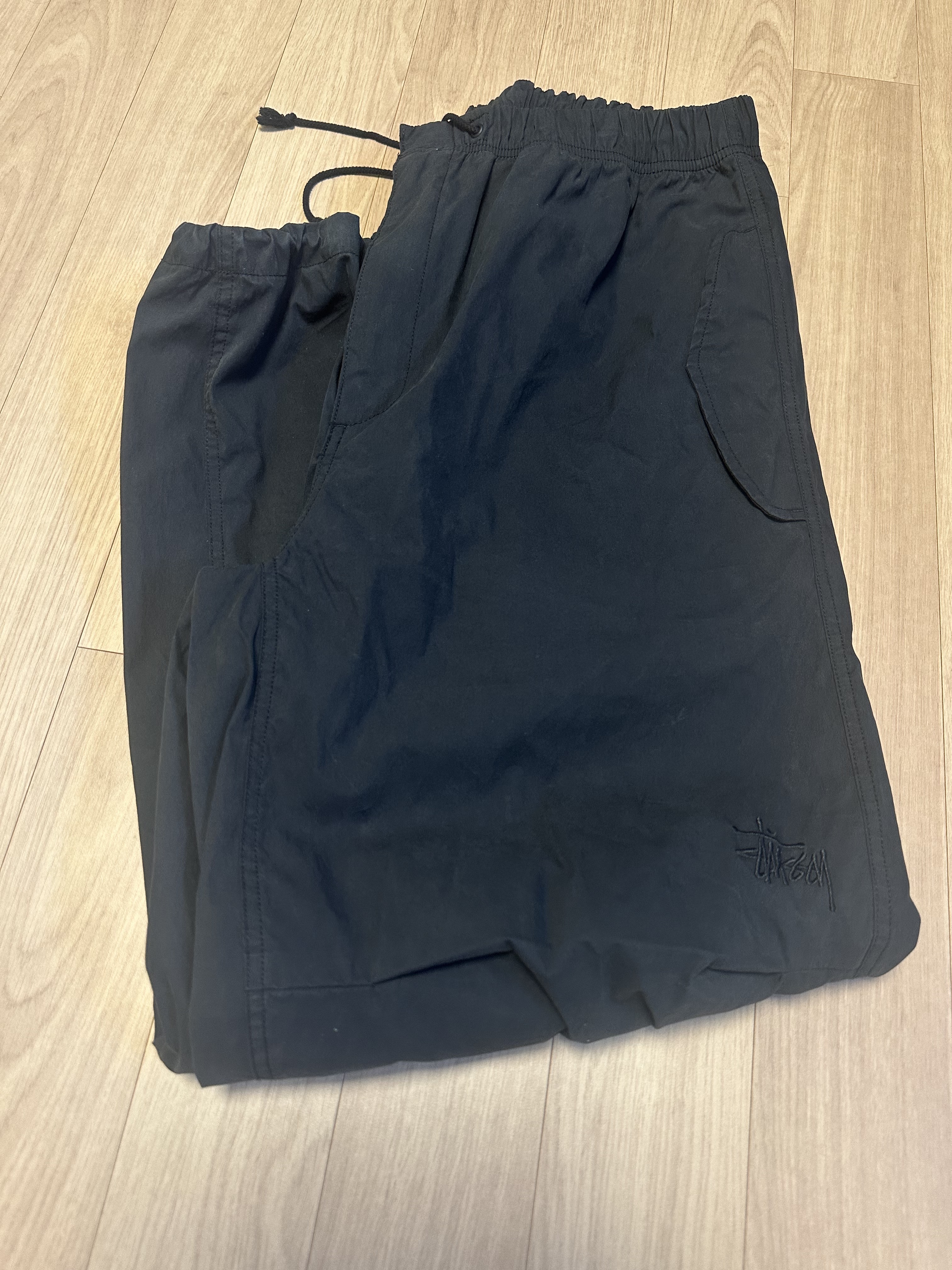 Stussy Nyco Over Trousers Black 착용 스타일 - 1