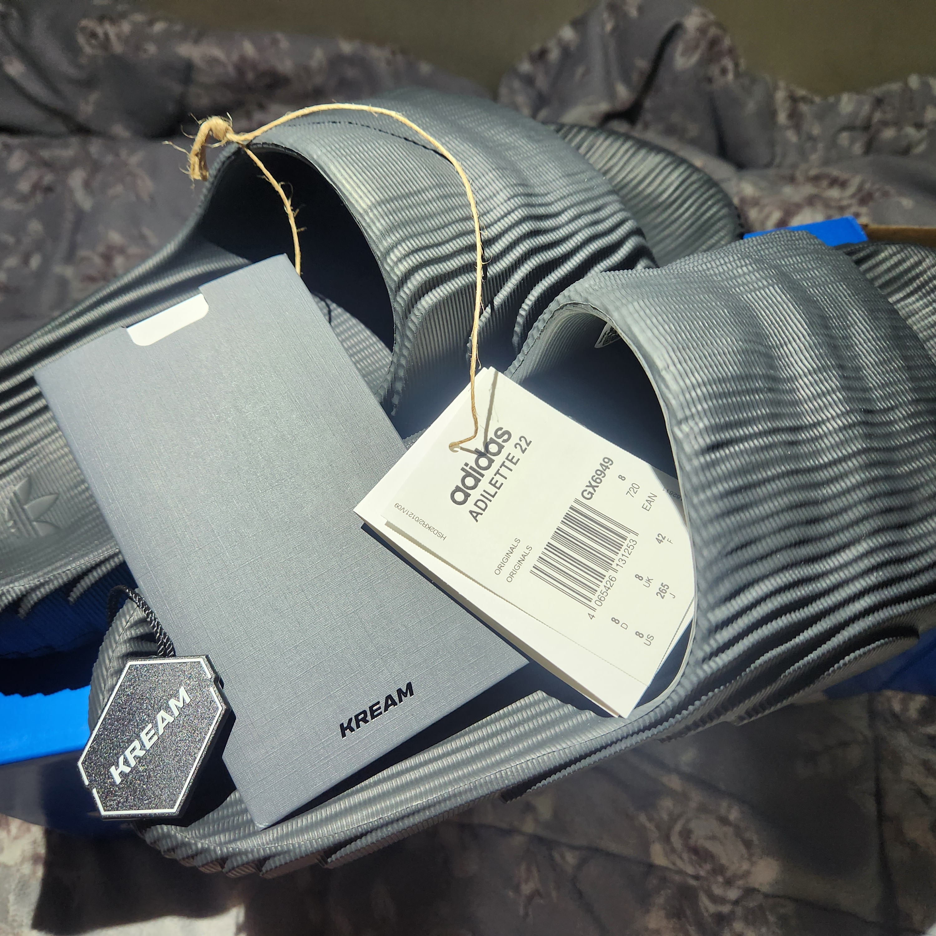 Adidas Adilette 22 Carbon 착용 스타일 - 1