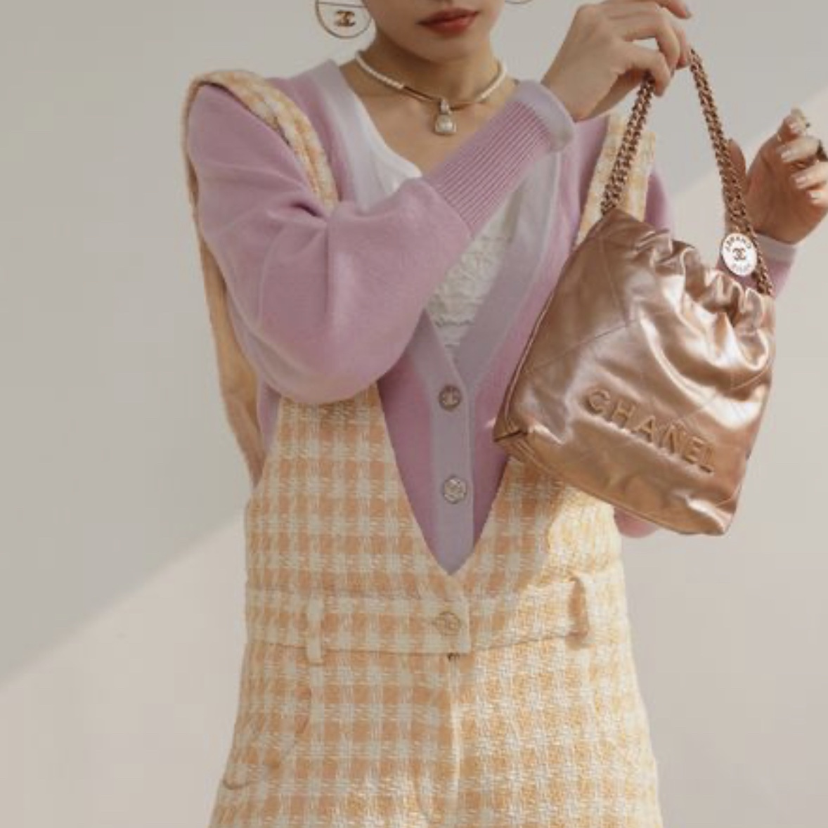 Chanel 22 Mini Handbag Metallic Calfskin & Pink Gold Copper 착용 스타일
