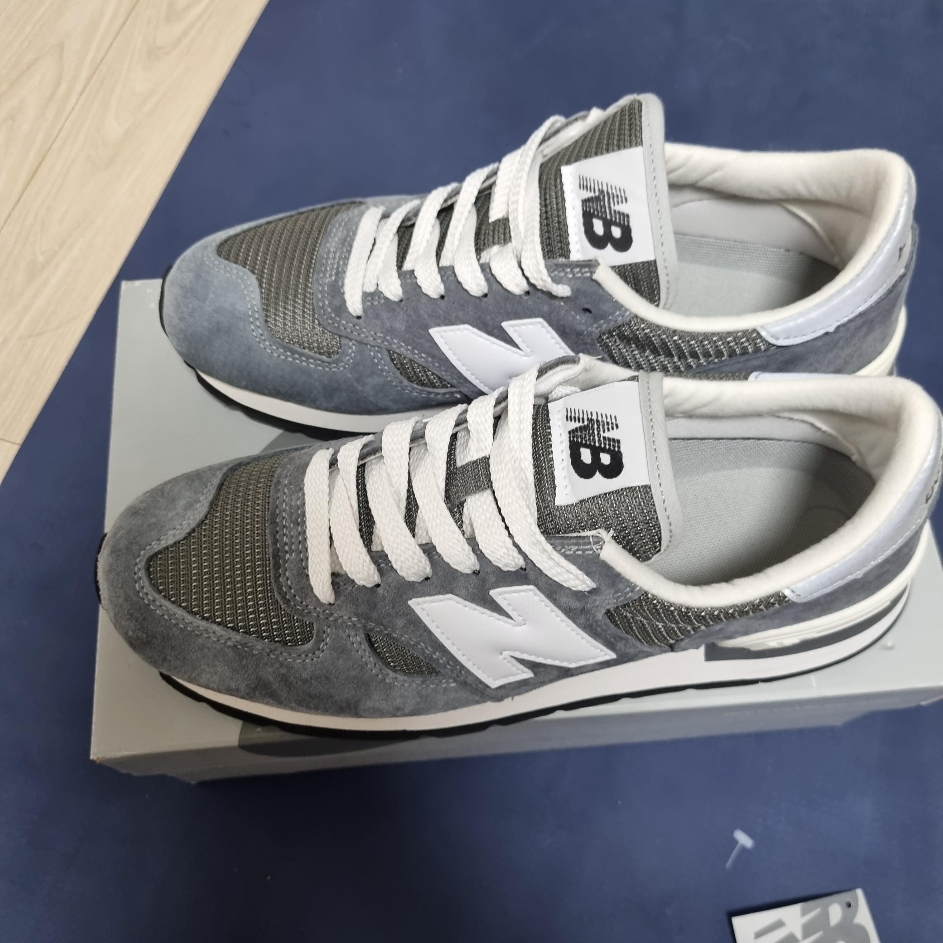 New Balance 990v1 Made in USA Grey White 착용 스타일