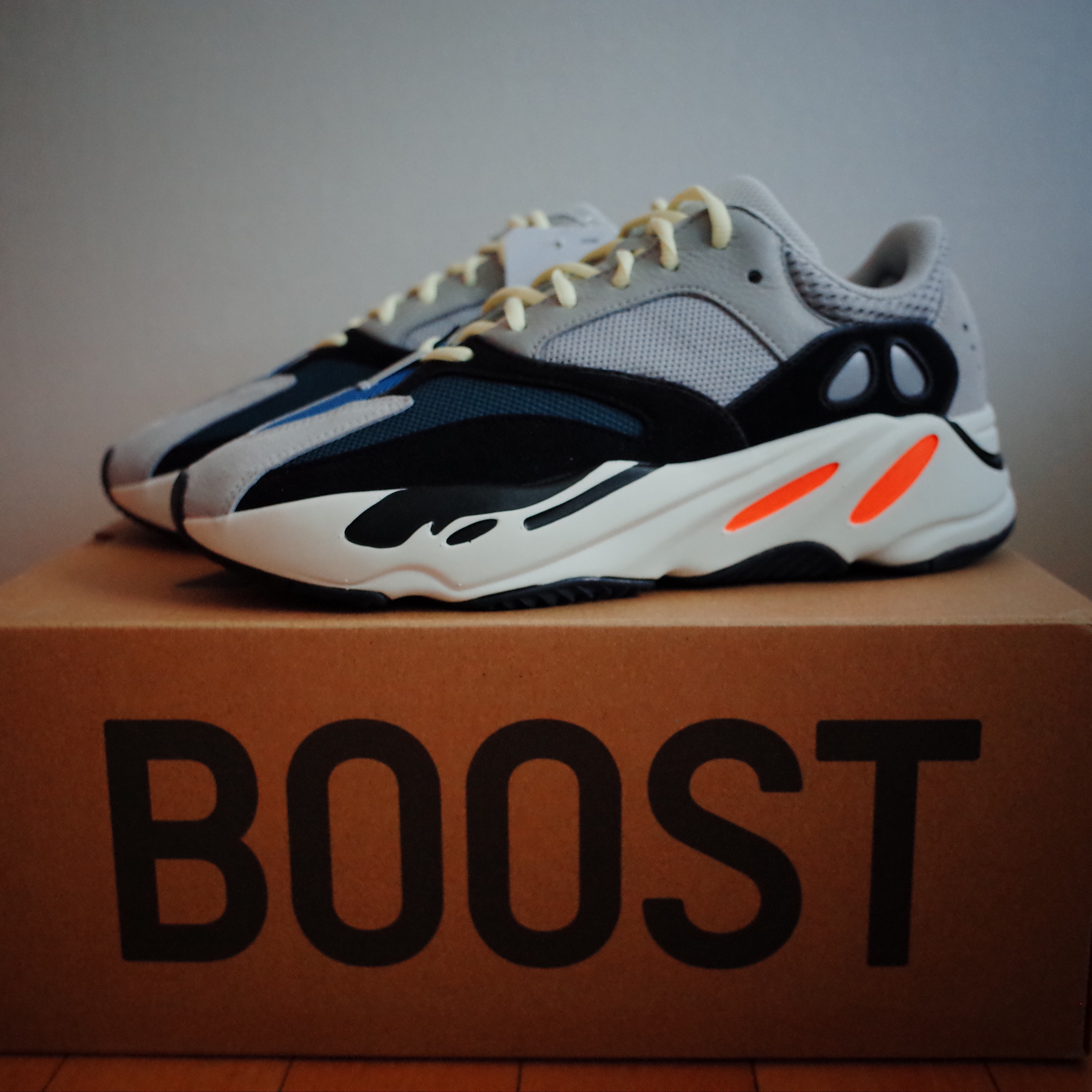 Adidas Yeezy Boost 700 Wave Runner Solid Grey 2021/2022, Adidas Yeezy Boost 700 Wave Runner Solid Grey 2017/2019 착용 스타일