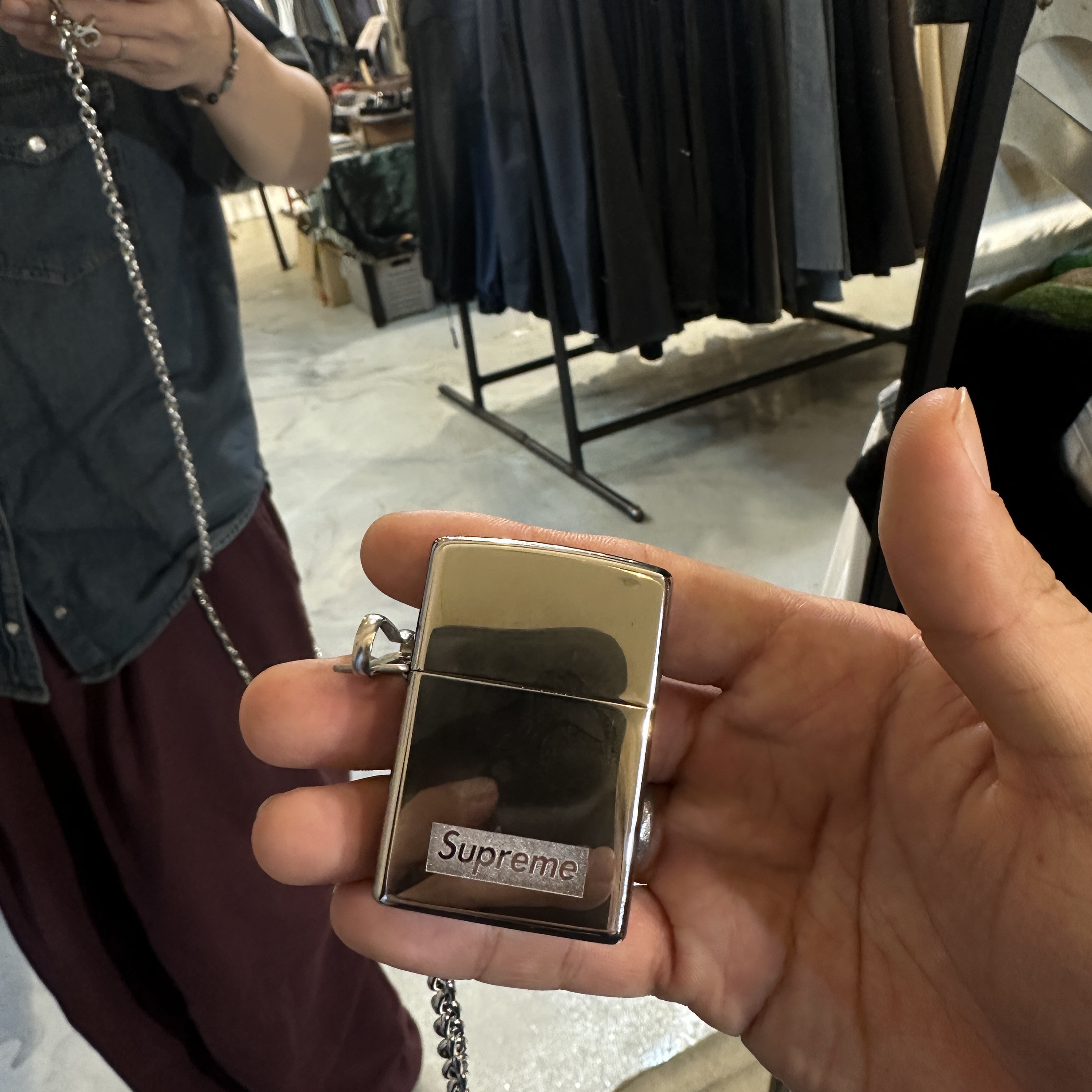 Supreme Chain Zippo Silver - 23SS, Hoka x Engineered Garments Tor Ultra Low Black 착용 스타일 - 2