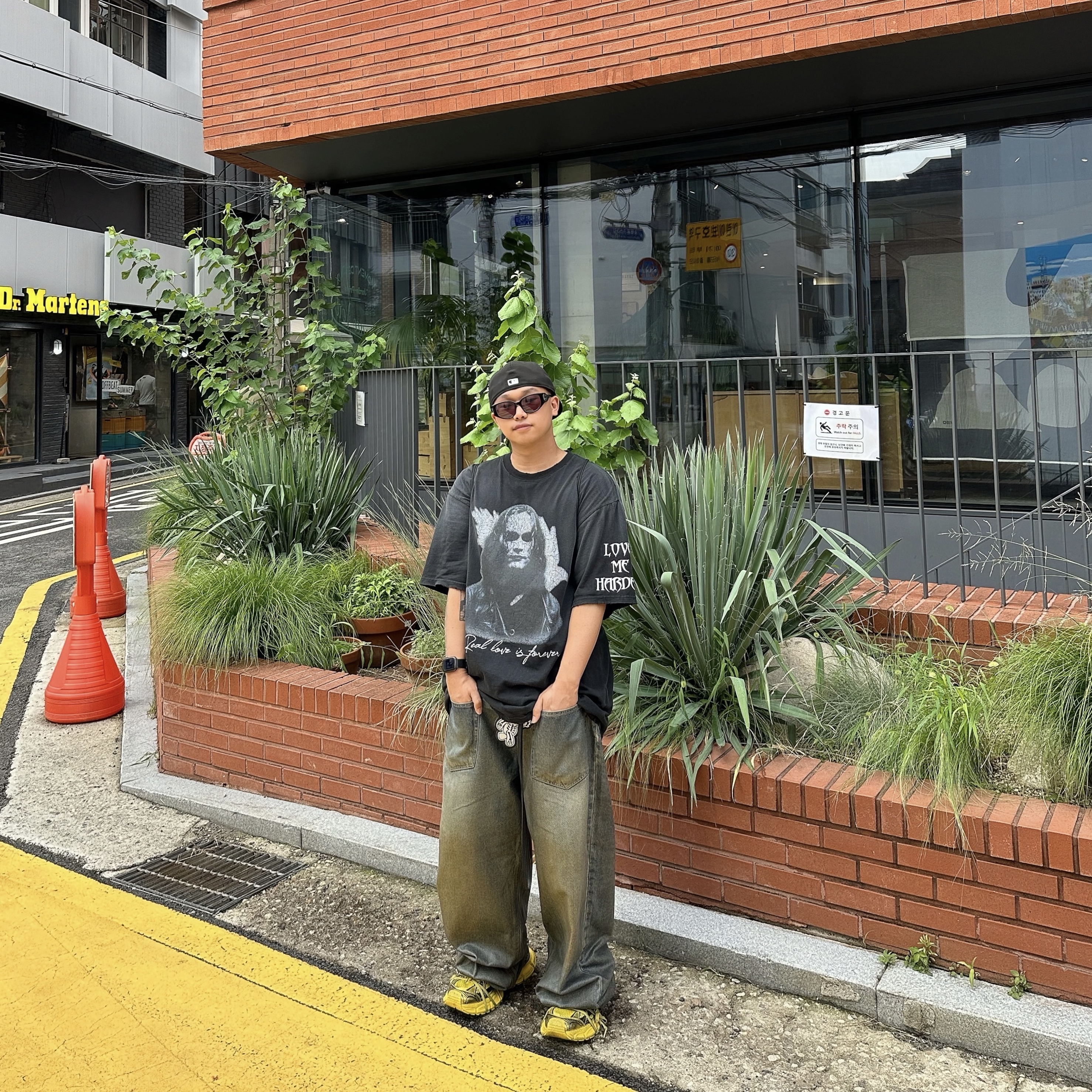 Project G/R Crow Worldtour T-Shirt Washed Black, Project G/R Coated Backward Denim Pants Blue 착용 스타일