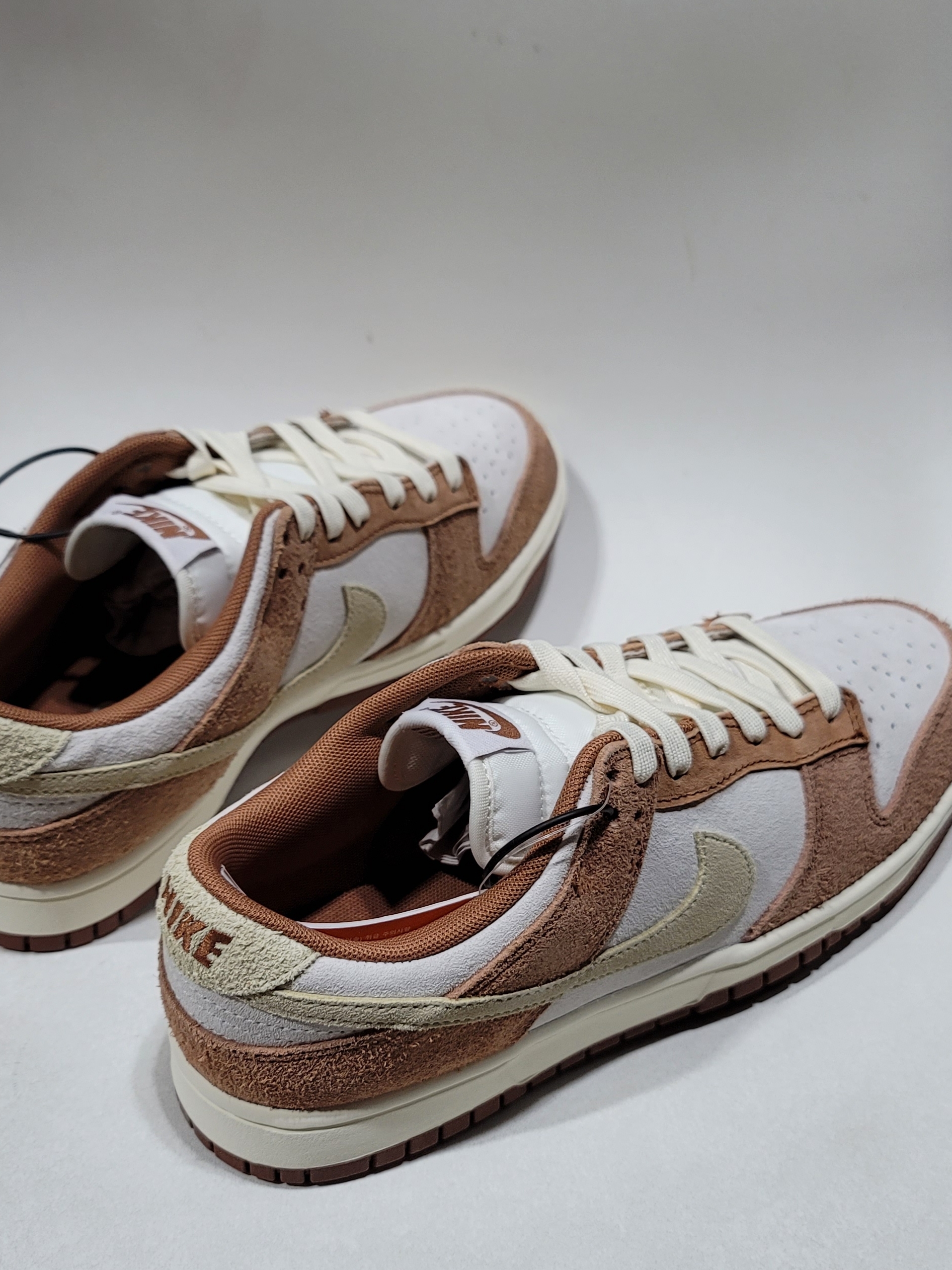 Nike Dunk Low Pro Premium Medium Curry 착용 스타일 - 2