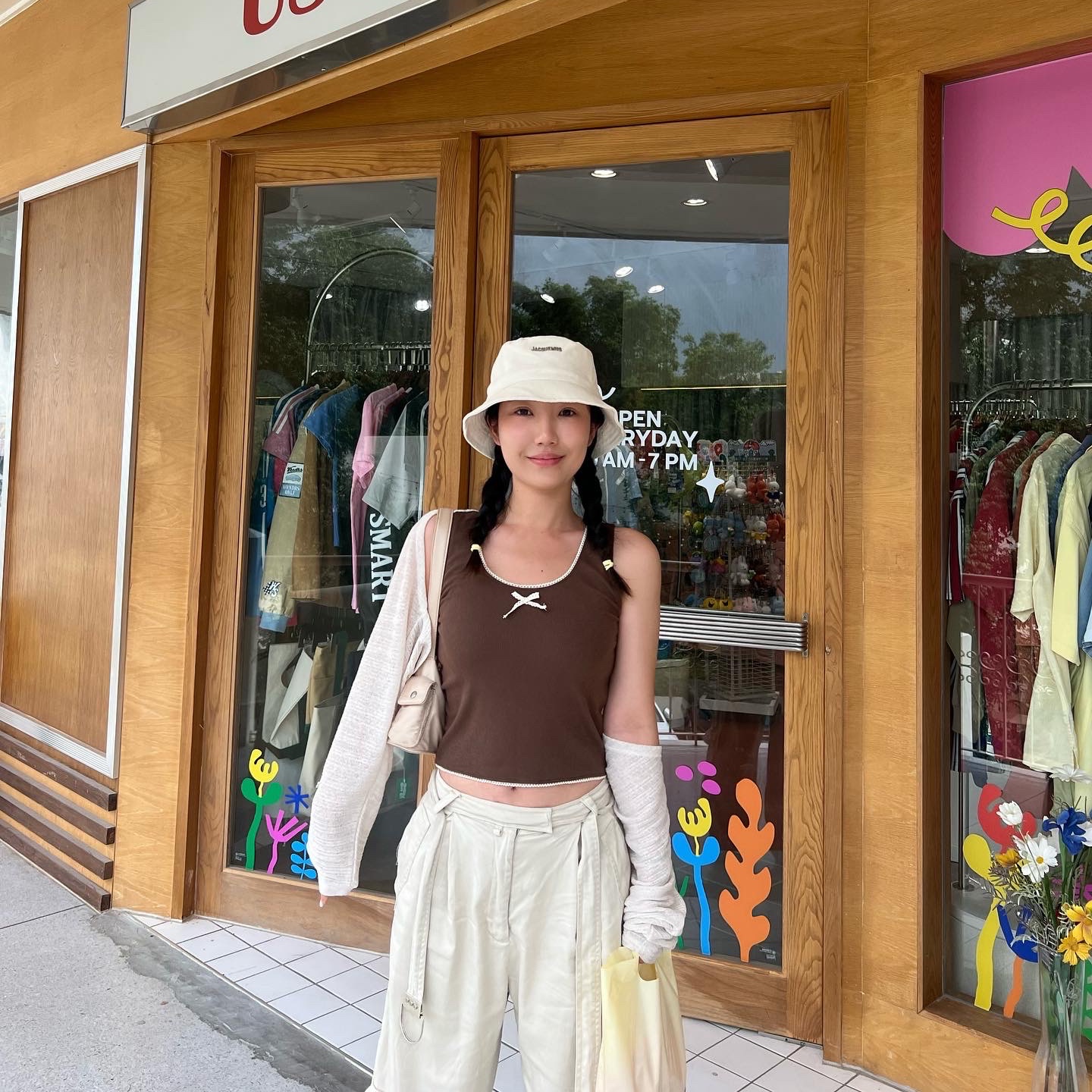 Jacquemus Le Bob Gadjo Bow Bucket Hat Off White 착용 스타일 - 1