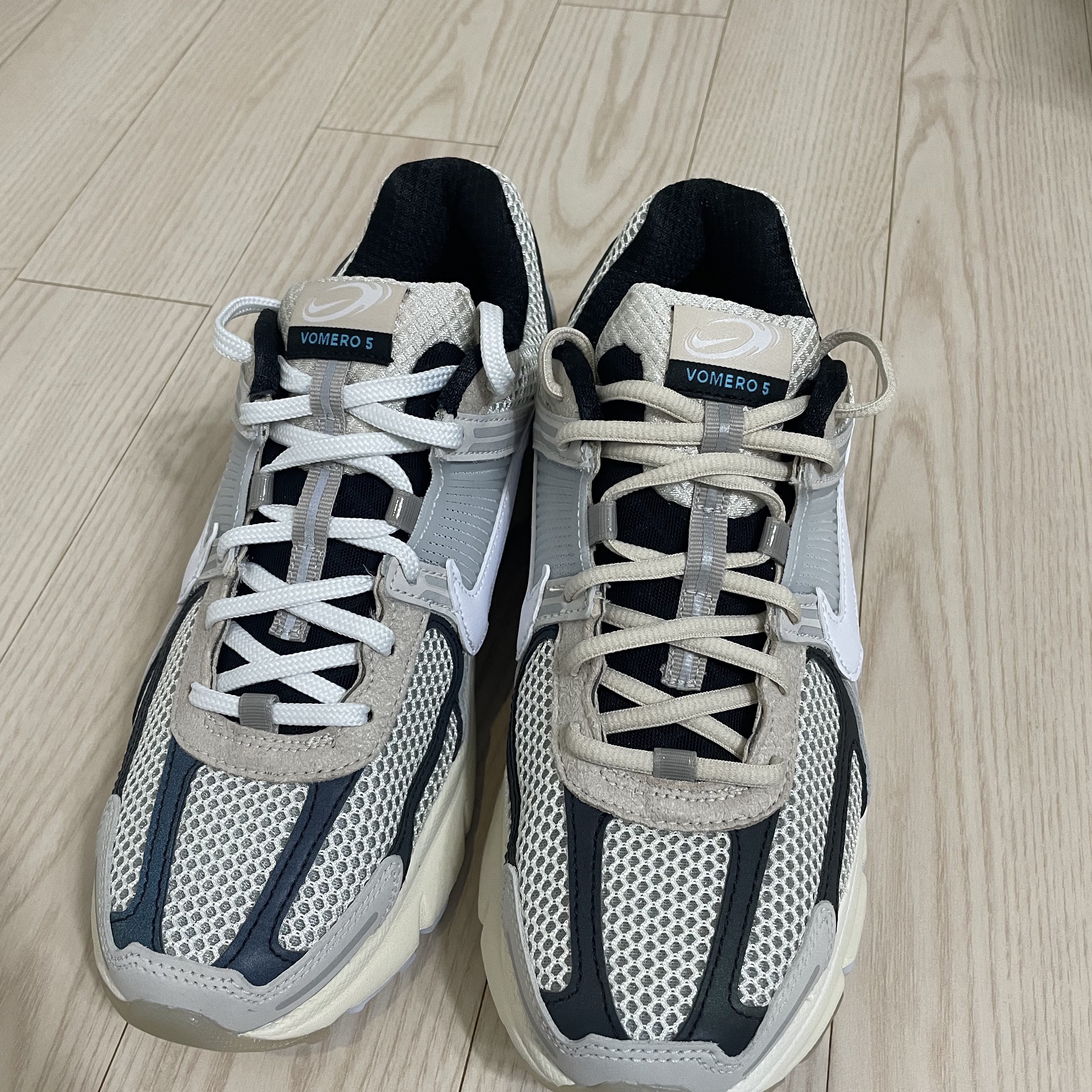 Nike Zoom Vomero 5 Light Bone and Black 착용 스타일