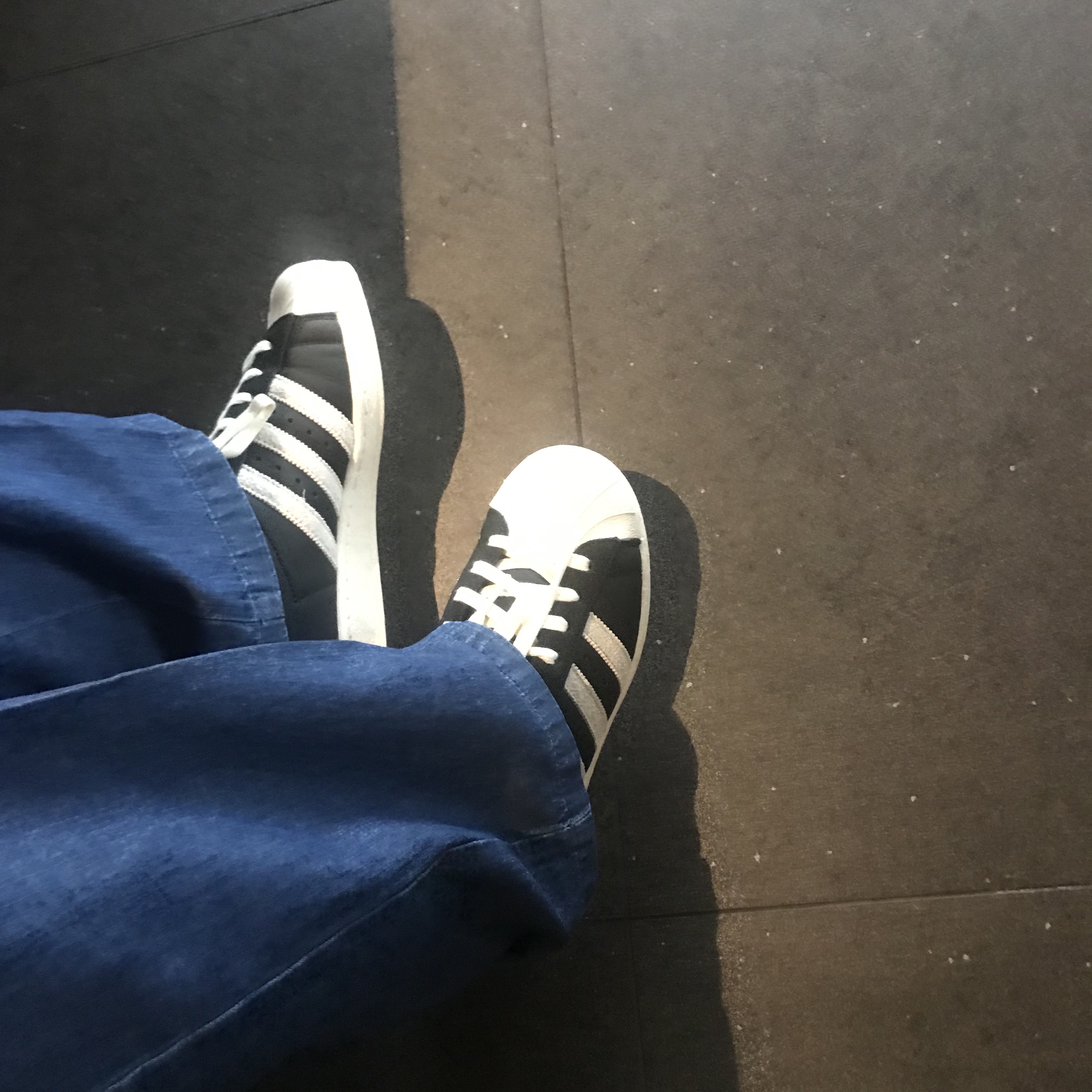 Adidas Superstar 82 Black White 착용 스타일 - 1