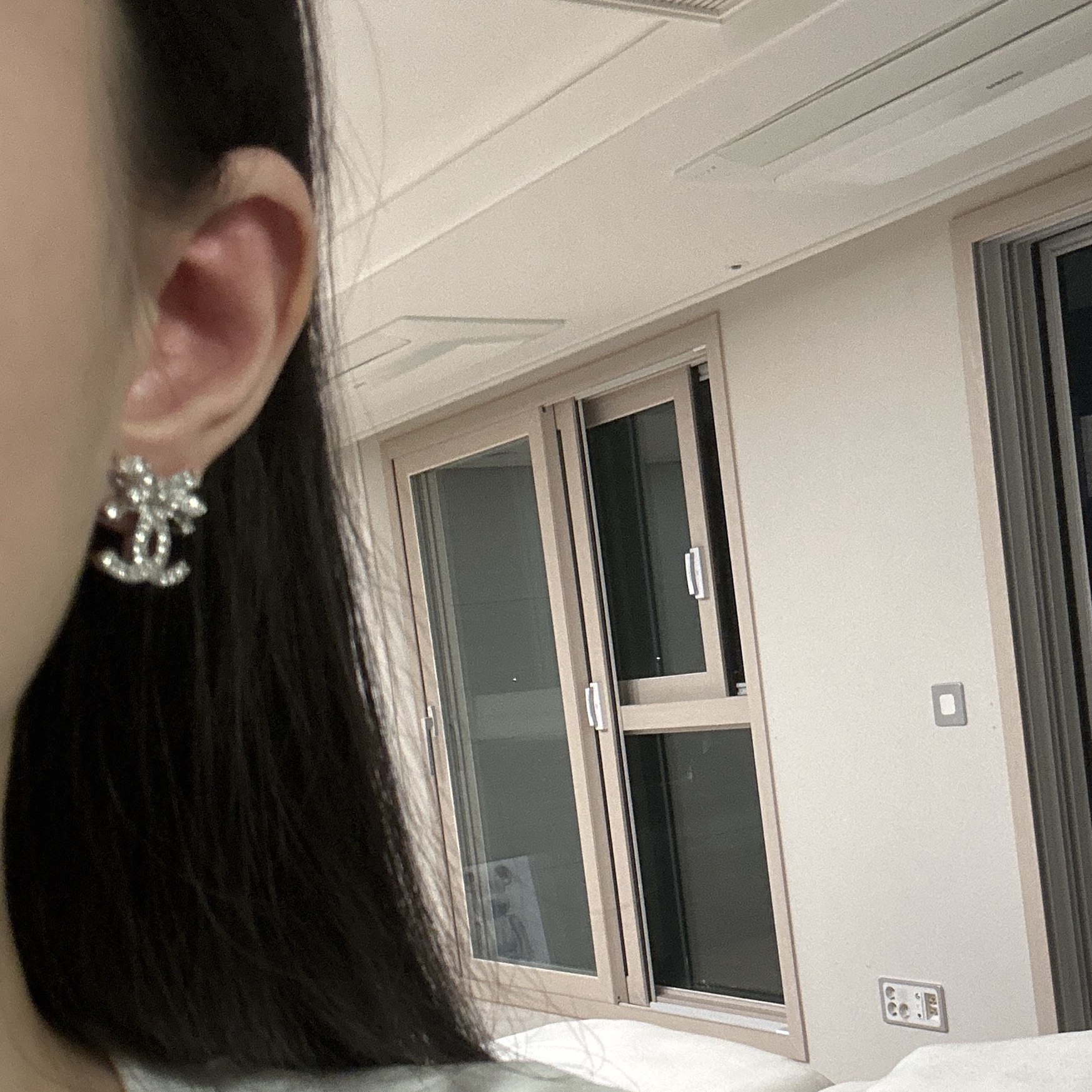 (W) Chanel Stud Earrings Metal Diamantes & Silver Crystal 착용 스타일