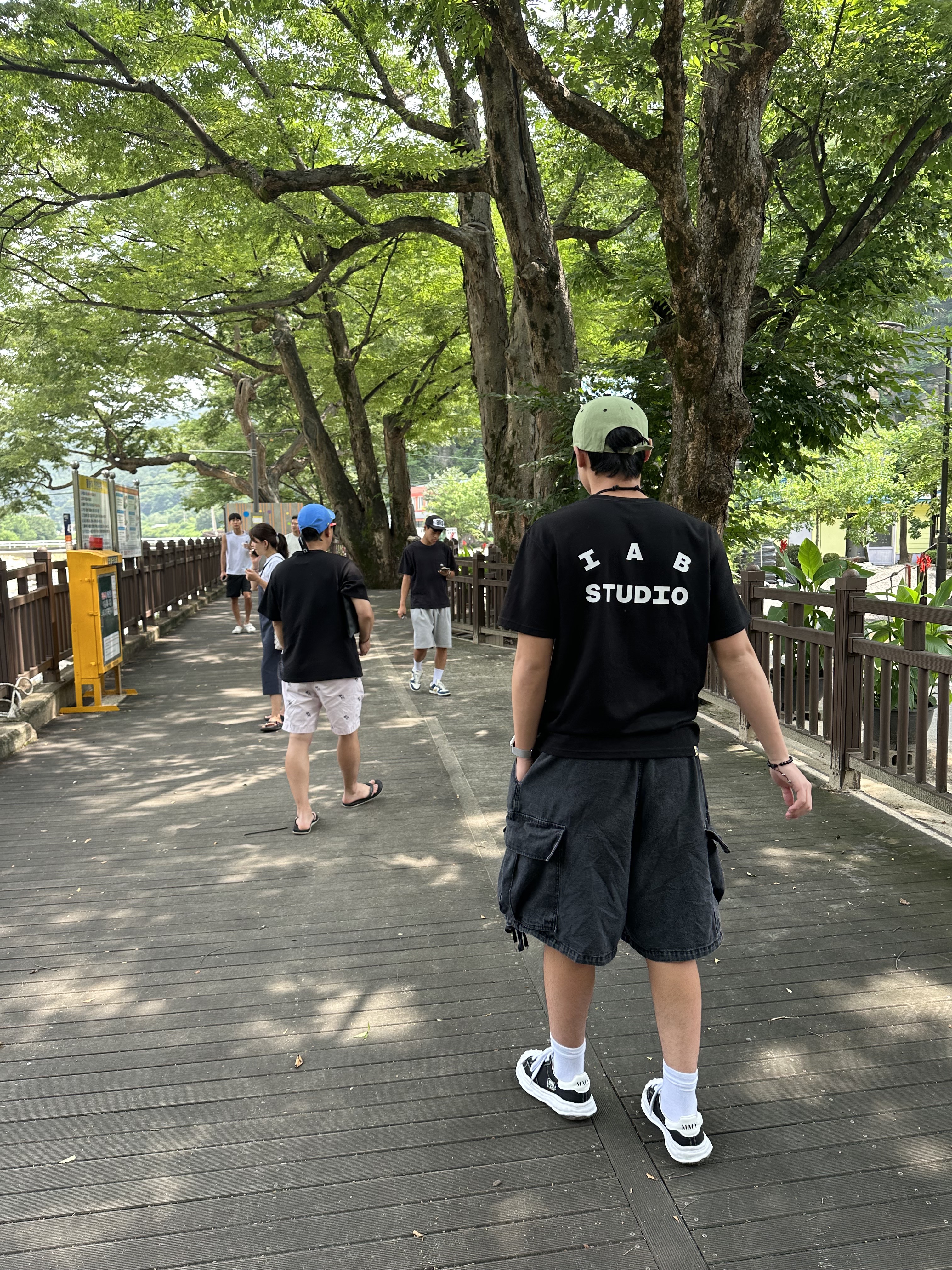 Maison Mihara Yasuhiro Blakey OG Sole Canvas Low-top Sneakers Black White, IAB Studio 10th Anniversary T-Shirts Pack White & Black (2 Pack) 착용 스타일 - 3