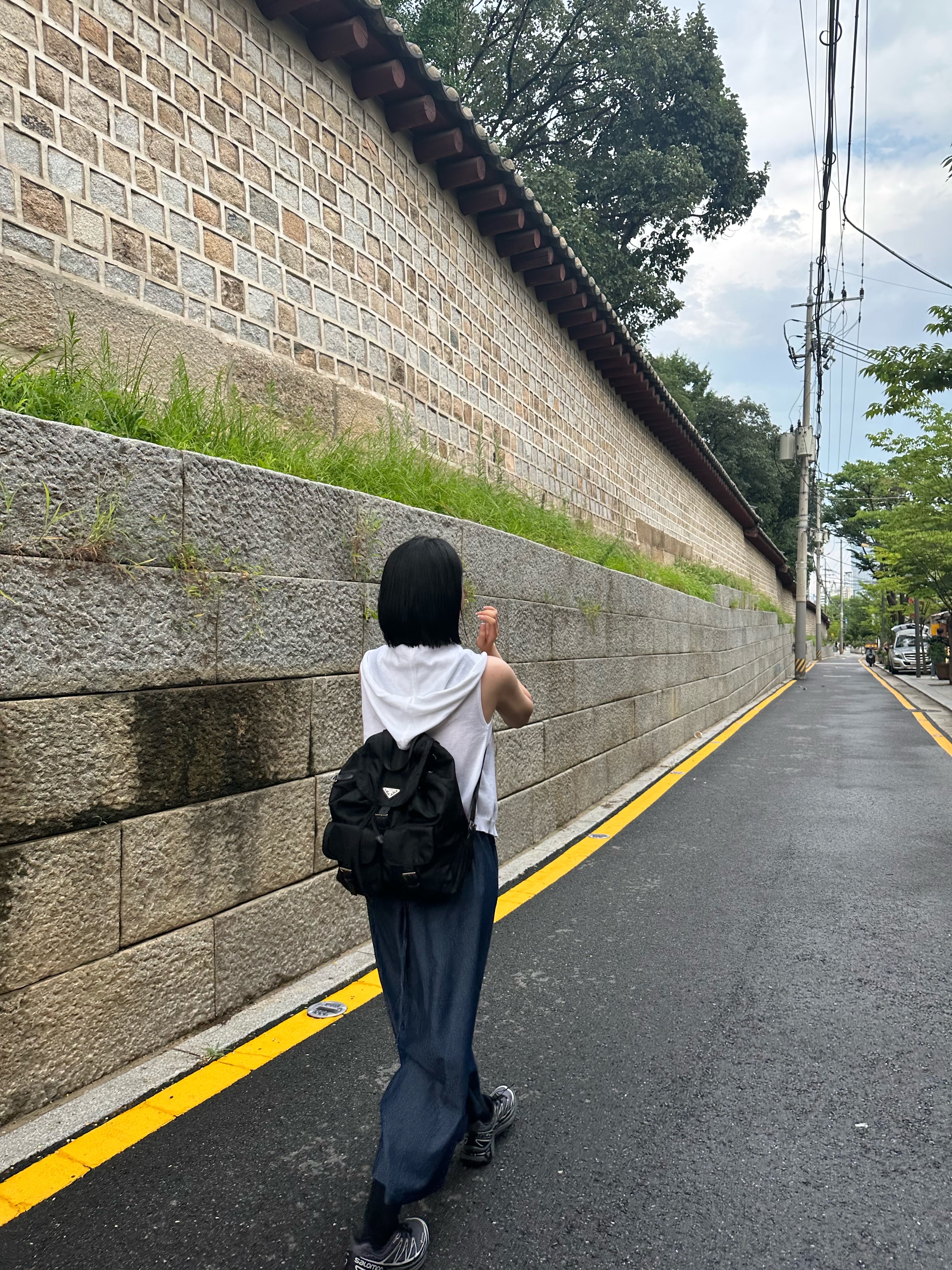 Prada Re-Nylon Medium Backpack Black, Salomon XT-6 Gore-Tex Black Ebony 착용 스타일 - 1
