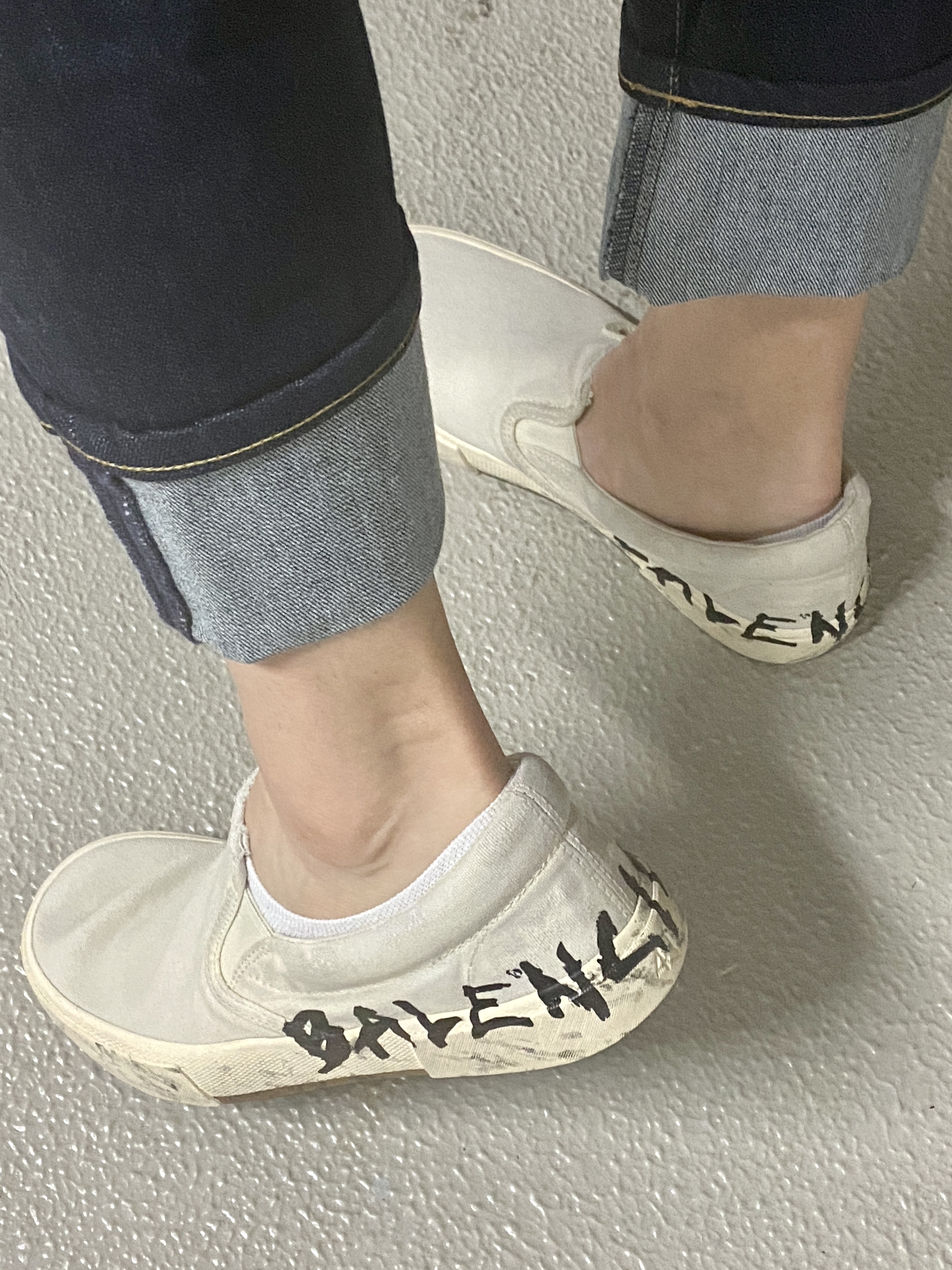 Balenciaga Paris Slip On Graffiti Sneakers White 착용 스타일
