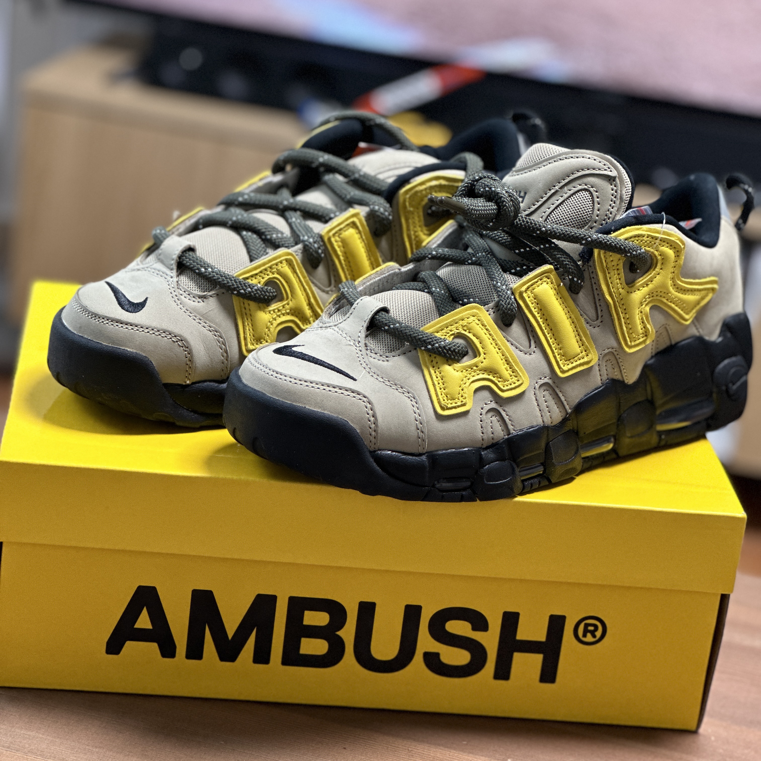 Nike x Ambush Air More Uptempo Low Vivid Sulfur and Limestone 착용 스타일 - 1