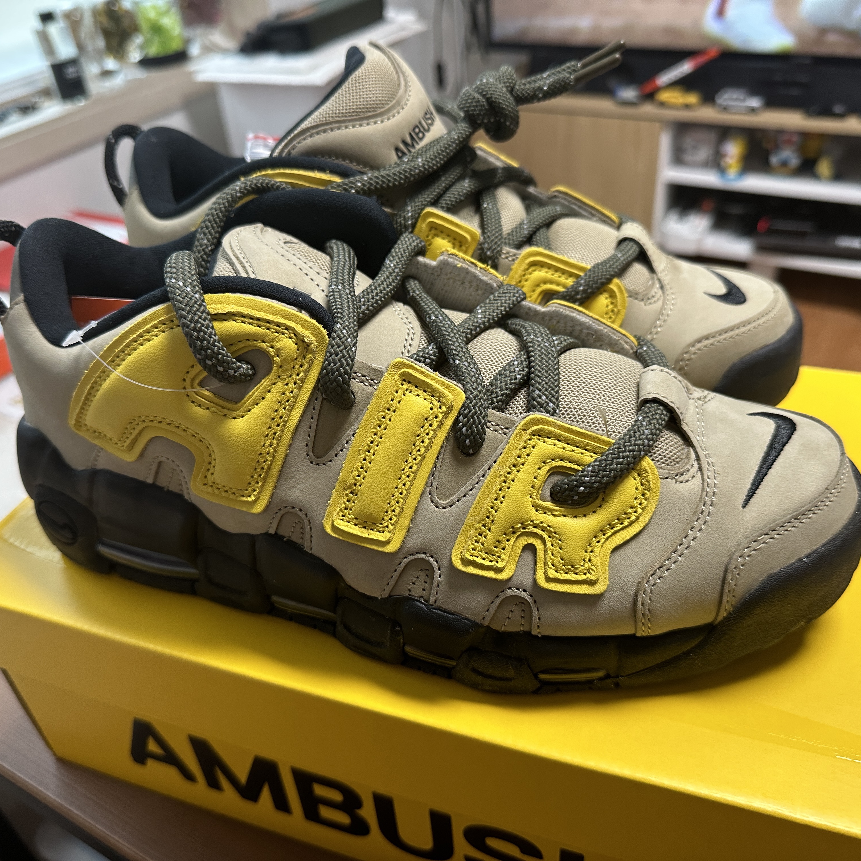 Nike x Ambush Air More Uptempo Low Vivid Sulfur and Limestone 착용 스타일 - 2