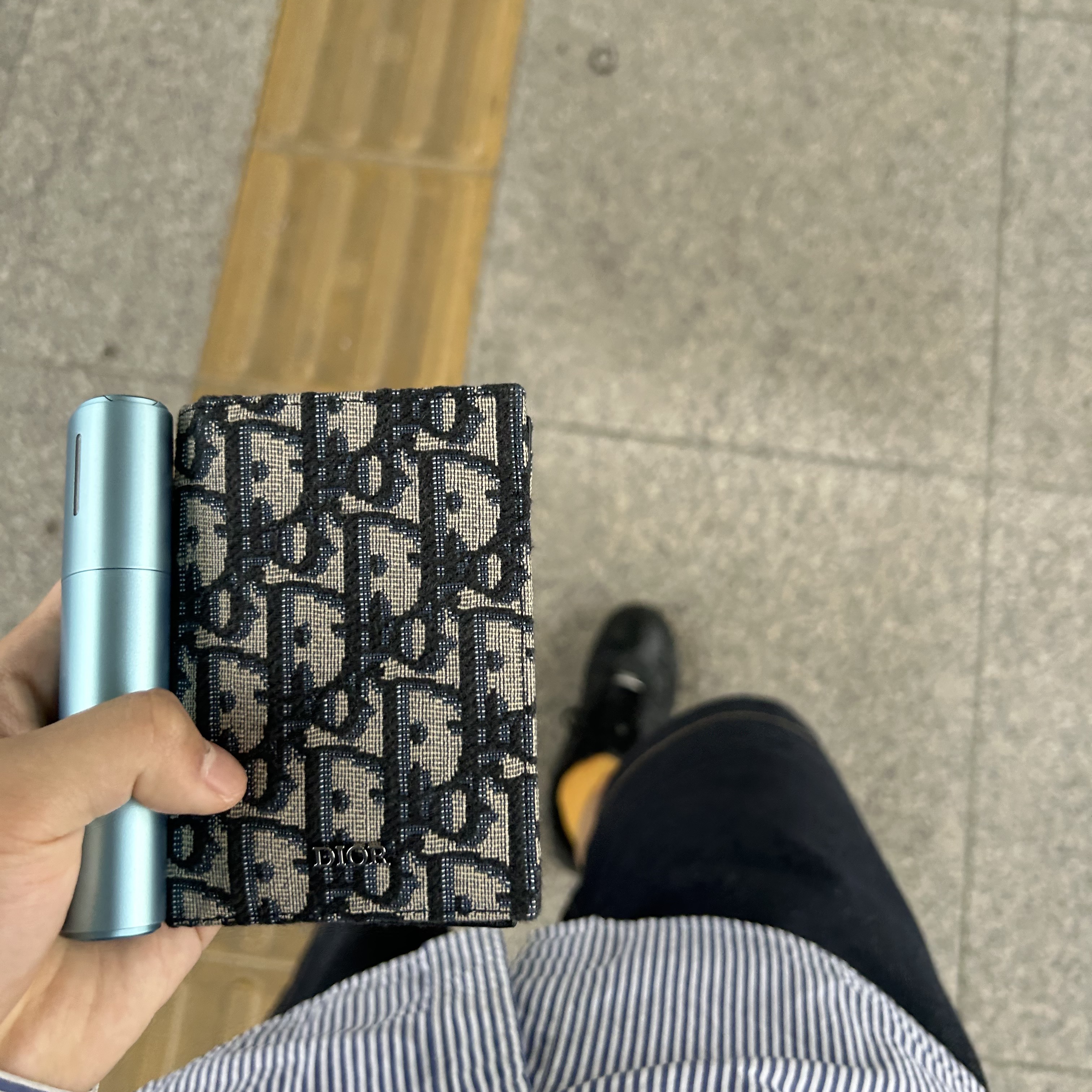 Dior Bi-Fold Card Holder Beige & Black Dior Oblique Jacquard 착용 스타일