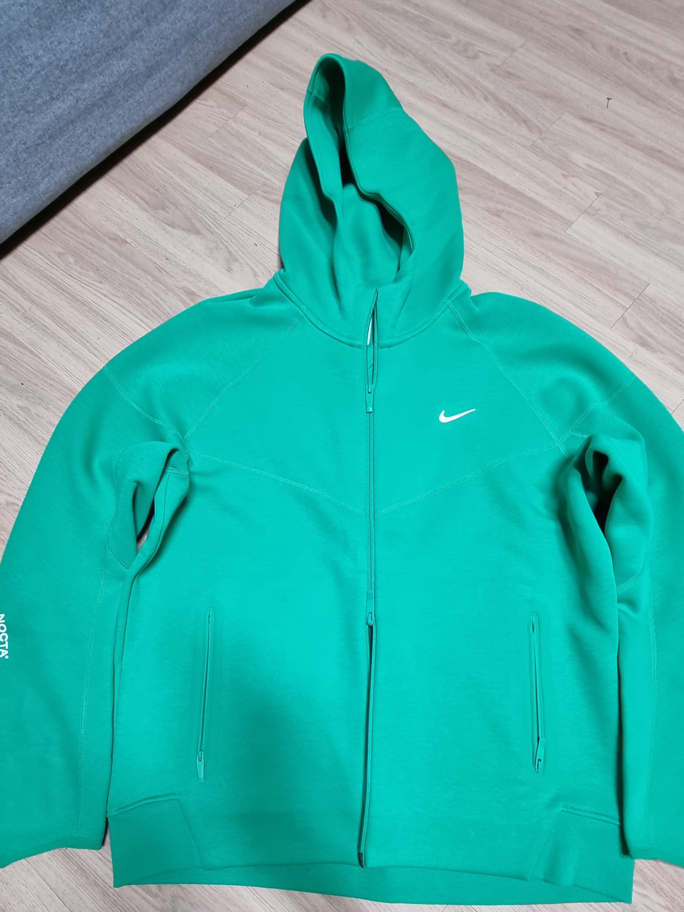 Nike x Drake Nocta Tech Fleece Hoodie Stadium Green (FD8453-324) 착용 스타일 - 1