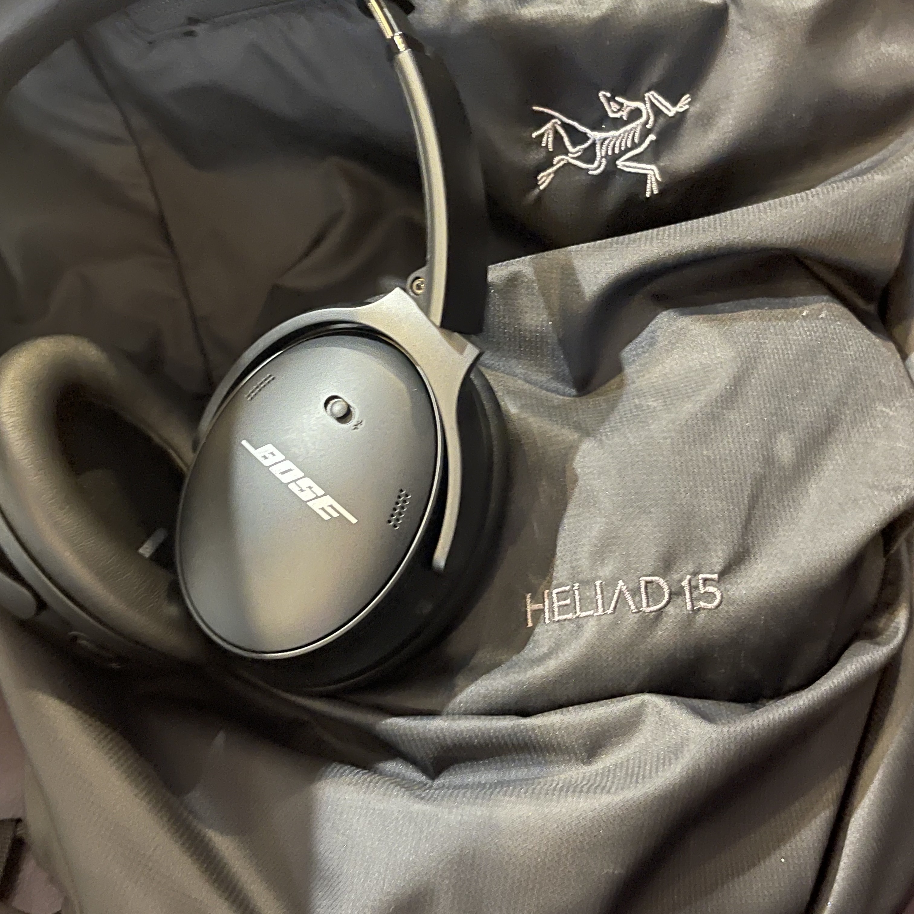 BOSE QC45 Triple Black (Korean Ver.), Arc'teryx Heliad 15 Backpack Black 착용 스타일